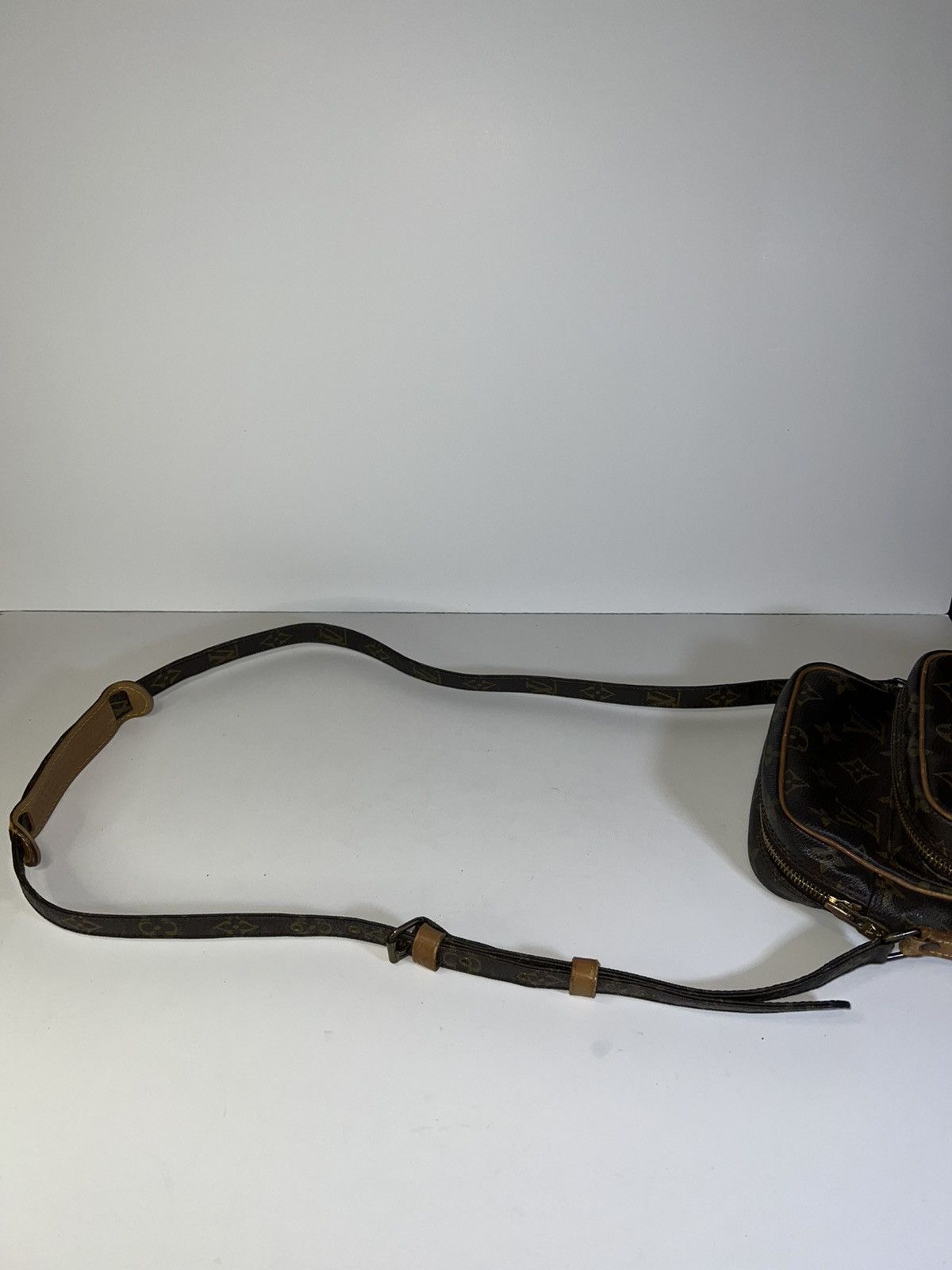 Louis Vuitton Louis Vuitton Amazone Monogram Canvas crossbody bag. Adjust Size ONE SIZE - 20 Thumbnail