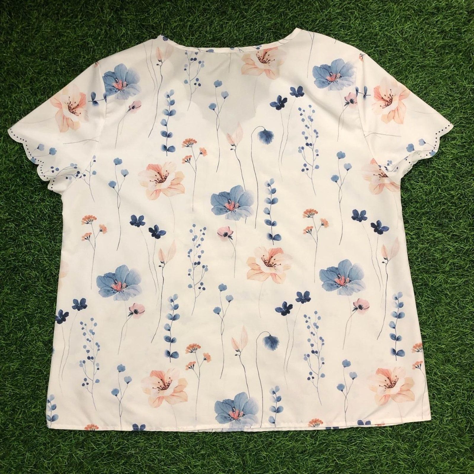 Other Women's White Scalloped Neck Floral Blouse Size L / US 10 / IT 46 - 2 Thumbnail