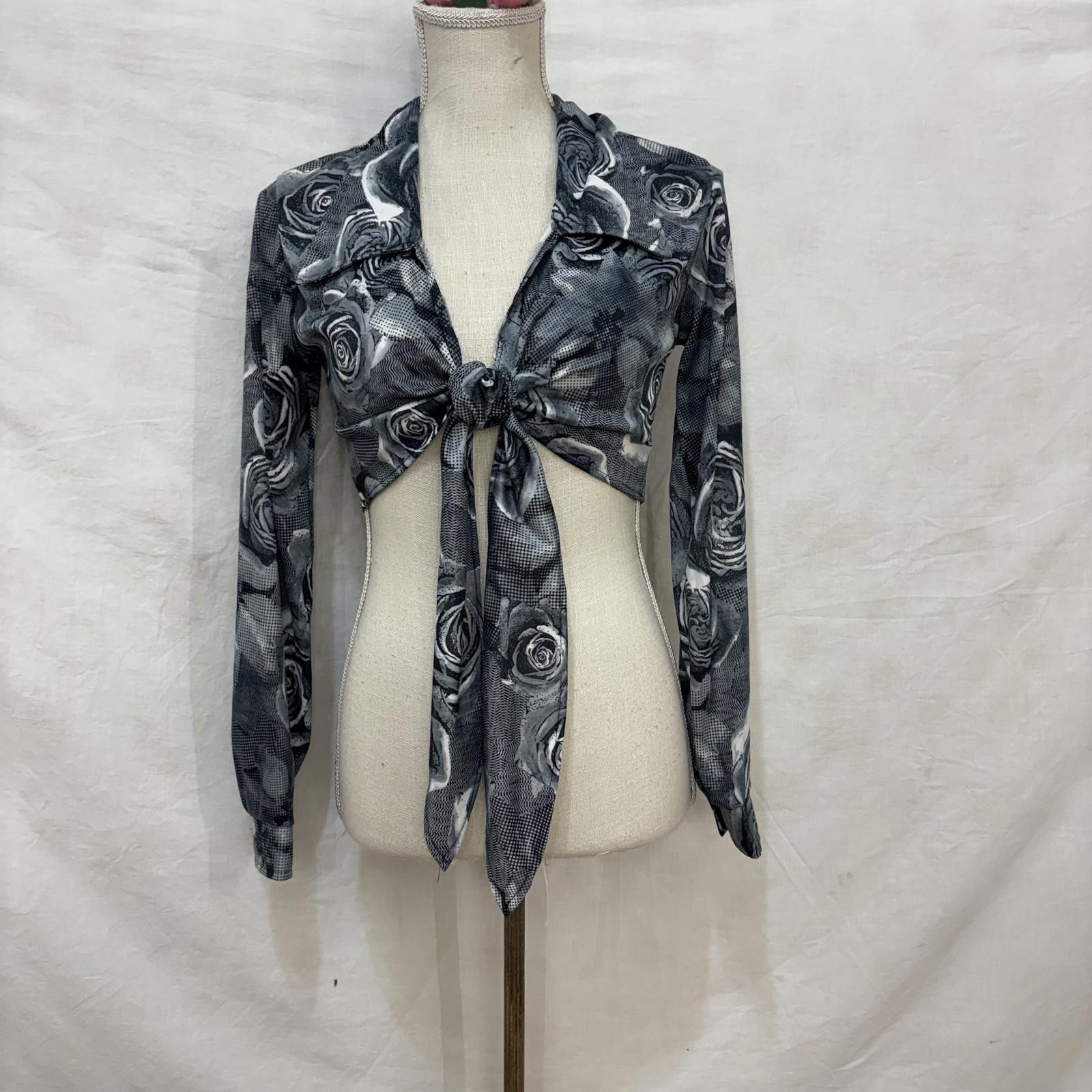 Other Vtg 90s/y2k cropped rose print cropped front tie blouse Size M / US 6-8 / IT 42-44 - 1 Thumbnail