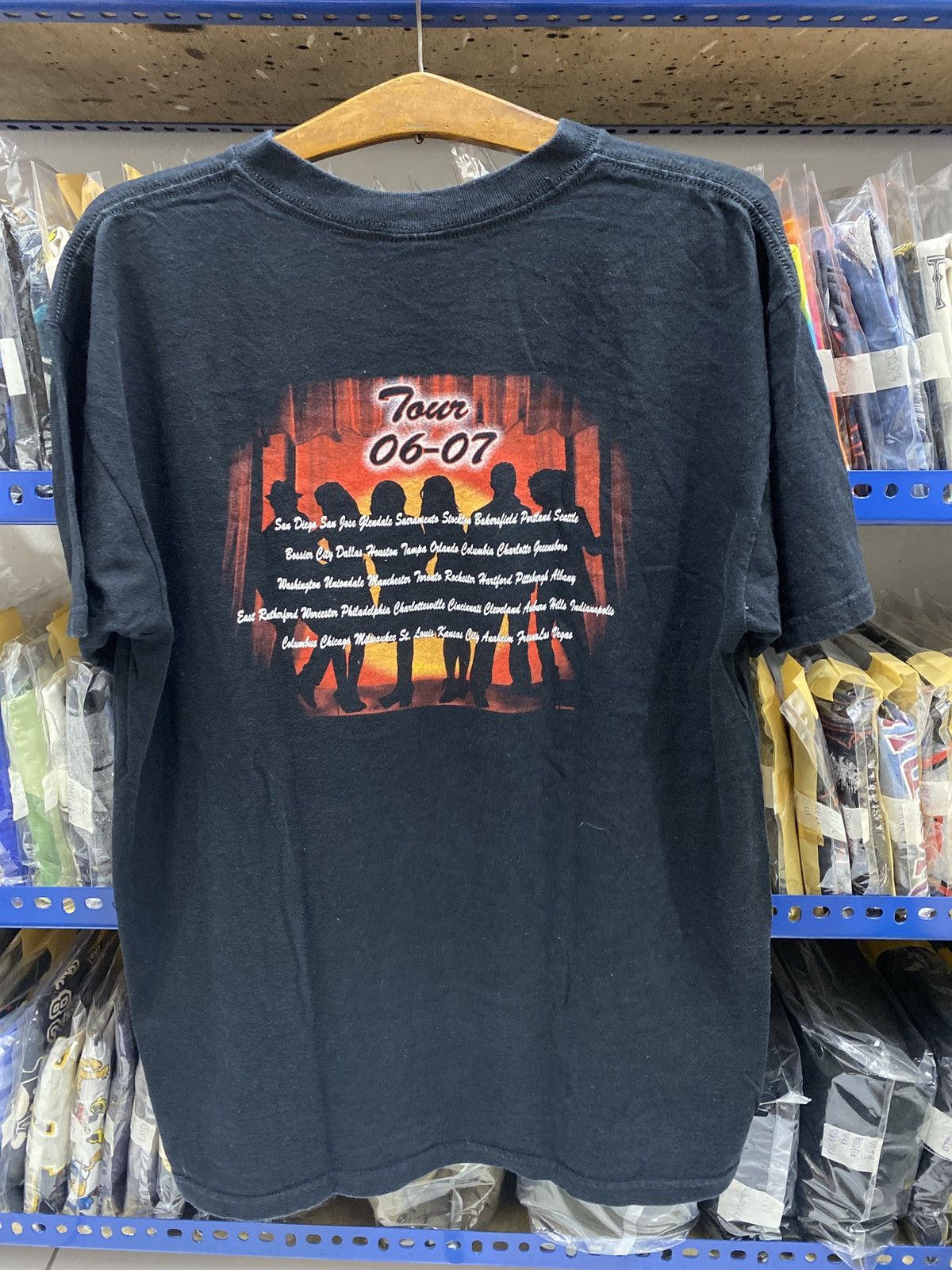 Vintage HIGH SCHOOL MUSICAL THE CONCERT TSHIRT Size US M / EU 48-50 / 2 - 6 Thumbnail