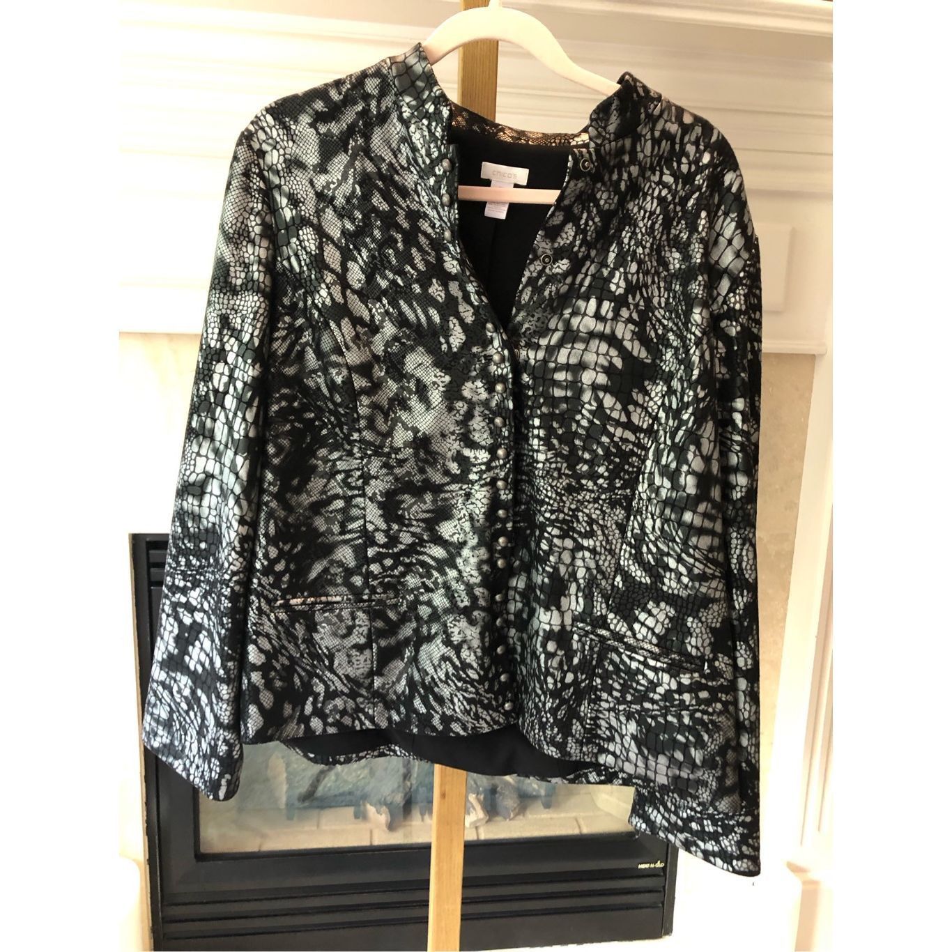 Chicos Chico’s Women’s Silver and Black Alligator Skin Design Snap Size XL / US 12-14 / IT 48-50 - 1 Thumbnail