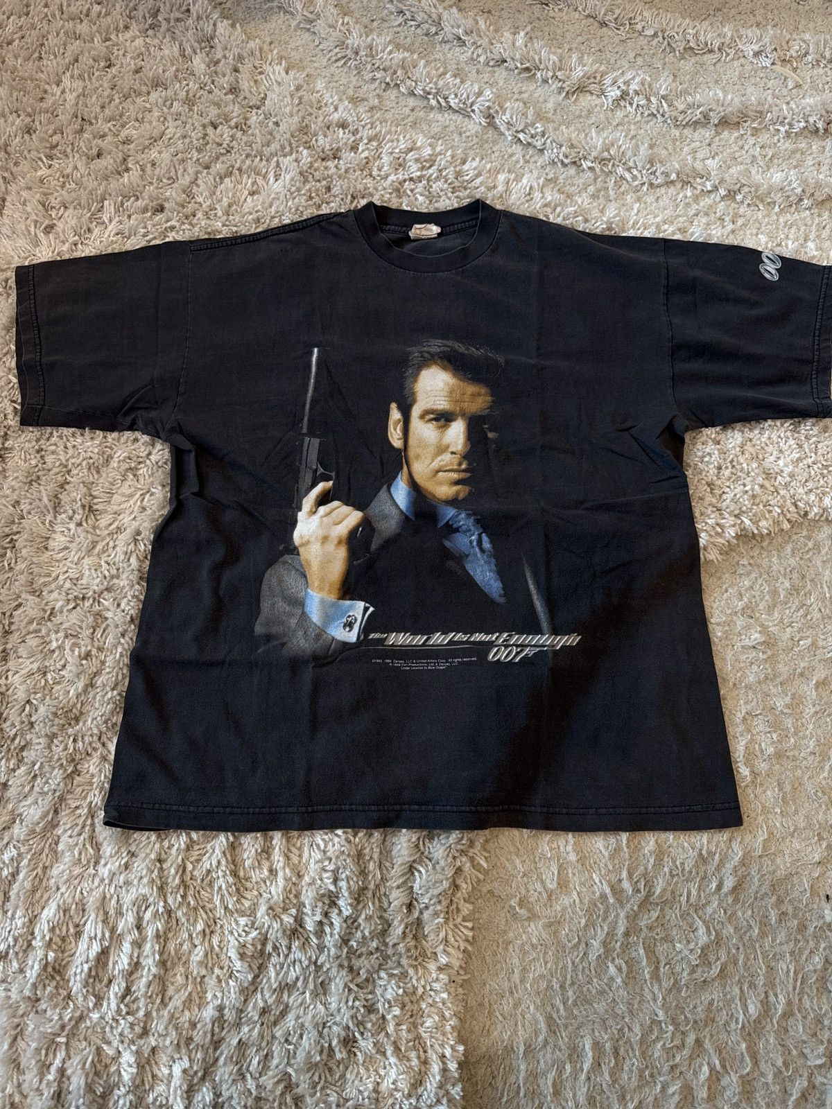 Vintage Vintage James Bond 1999 World Is Not Enough campaign tee XL Size US XL / EU 56 / 4 - 1 Thumbnail