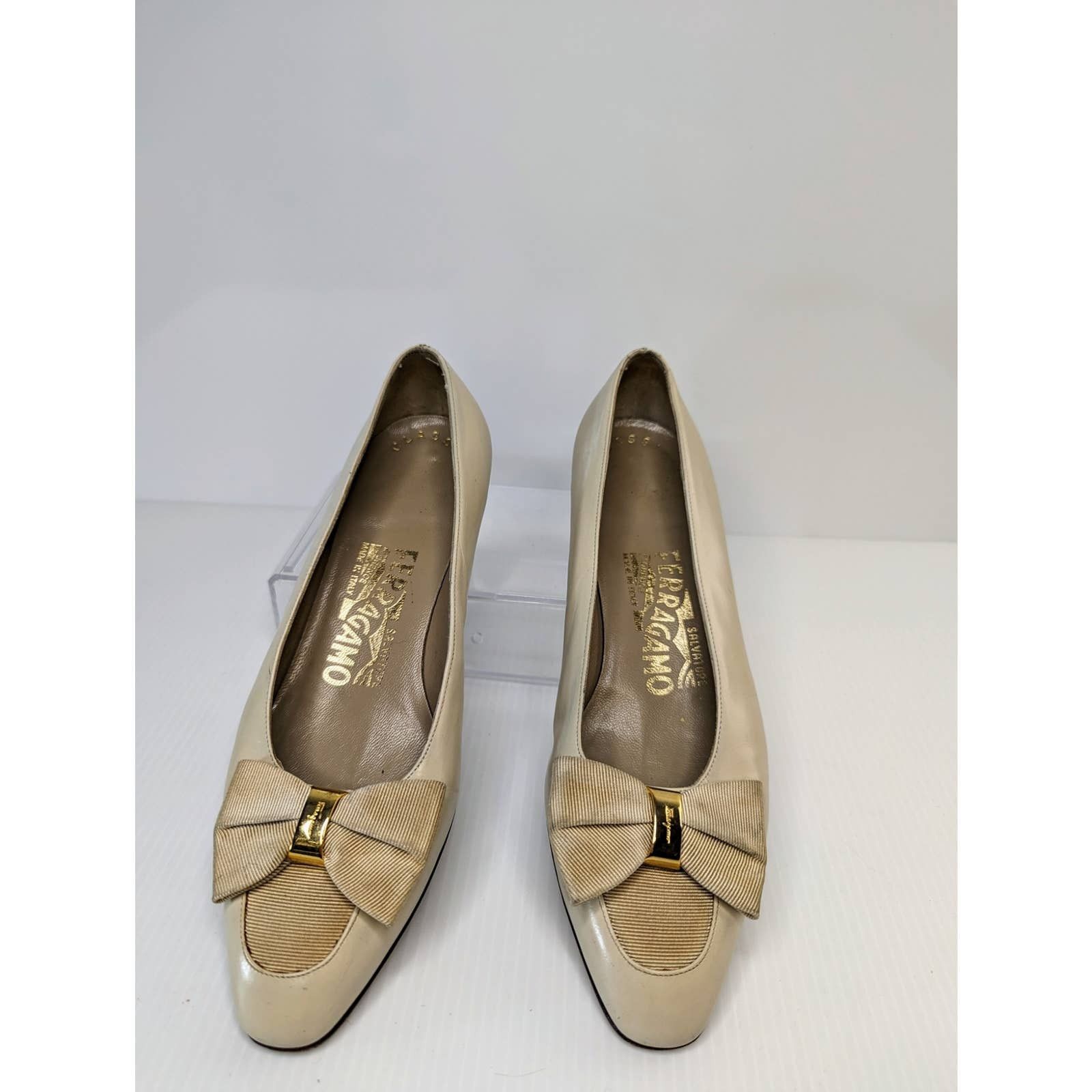 Salvatore Ferragamo vintage Ferragamo pumps heels satin leather cream gold 5.5 Size US 5.5 / IT 35.5 - 2 Thumbnail