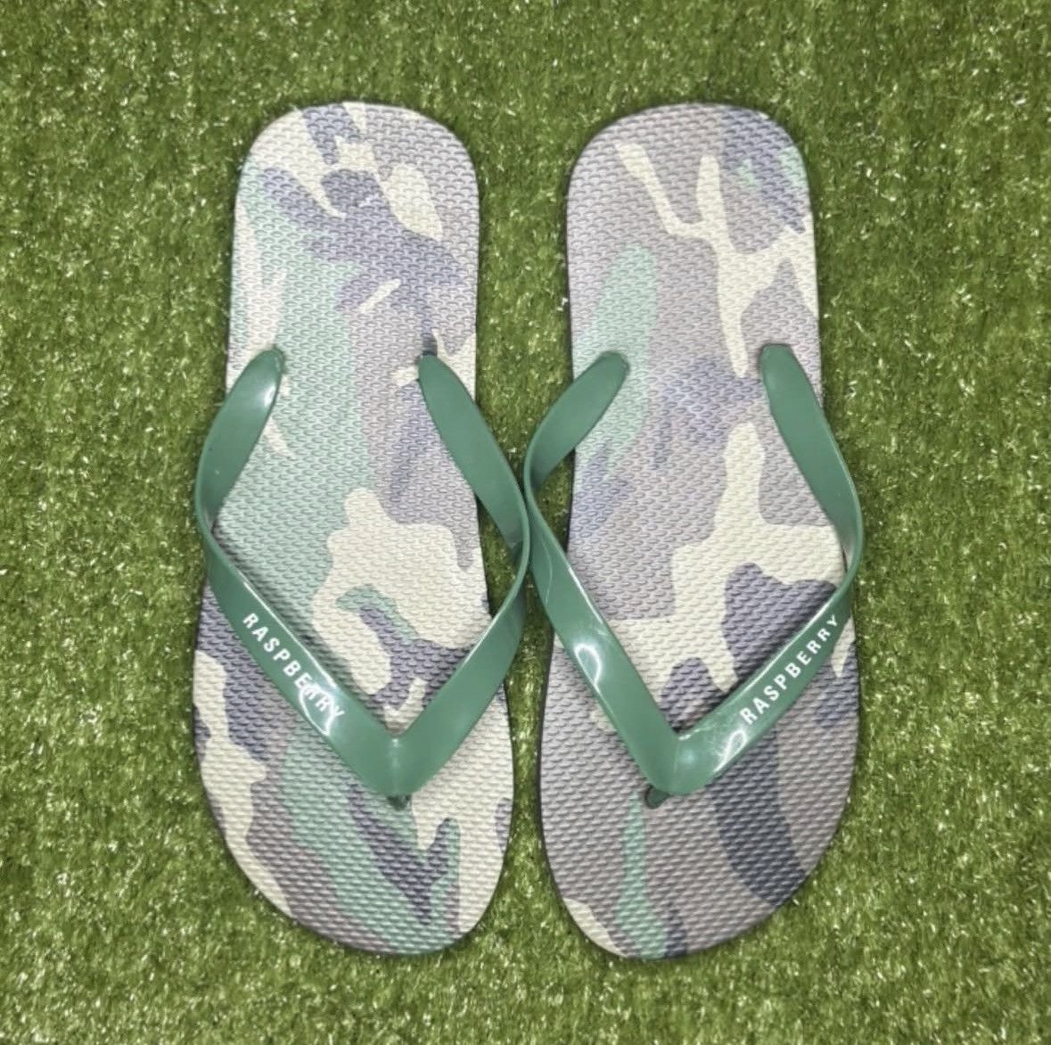 The GV Gallery GV Gallery Camo Slides Size US 7 / EU 40 - 3 Thumbnail