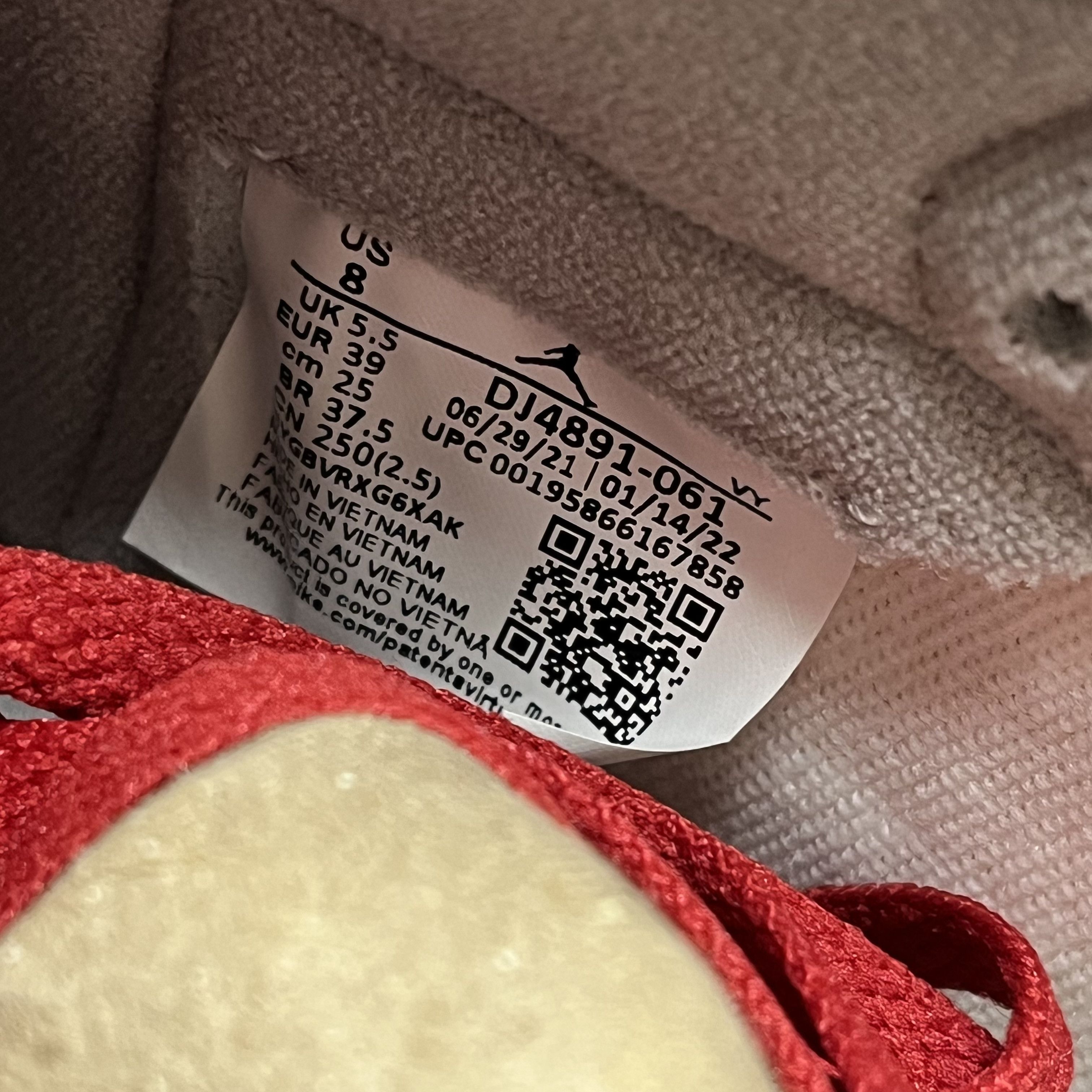 Nike Air Jordan 1 Retro High OG Varsity Red (W) Size US 8 / IT 38 - 7 Thumbnail