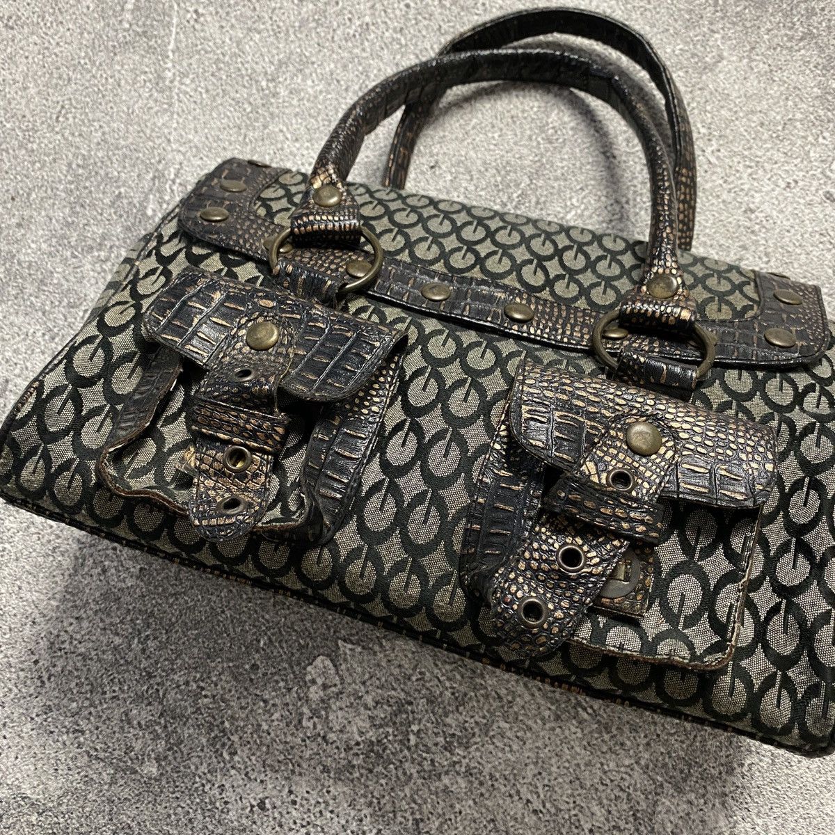 Japanese Brand 2000s Monogram Textured Faux Croc Front Pocket Handbag Size ONE SIZE - 2 Thumbnail
