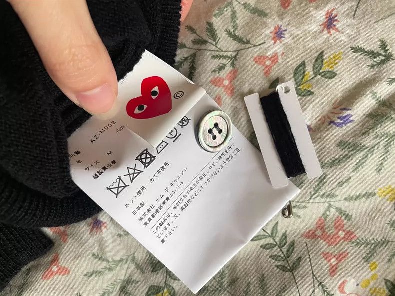 Comme des Garcons Comme Des Garcons Black V-neck red heart cardigan Size US M / EU 48-50 / 2 - 3 Thumbnail