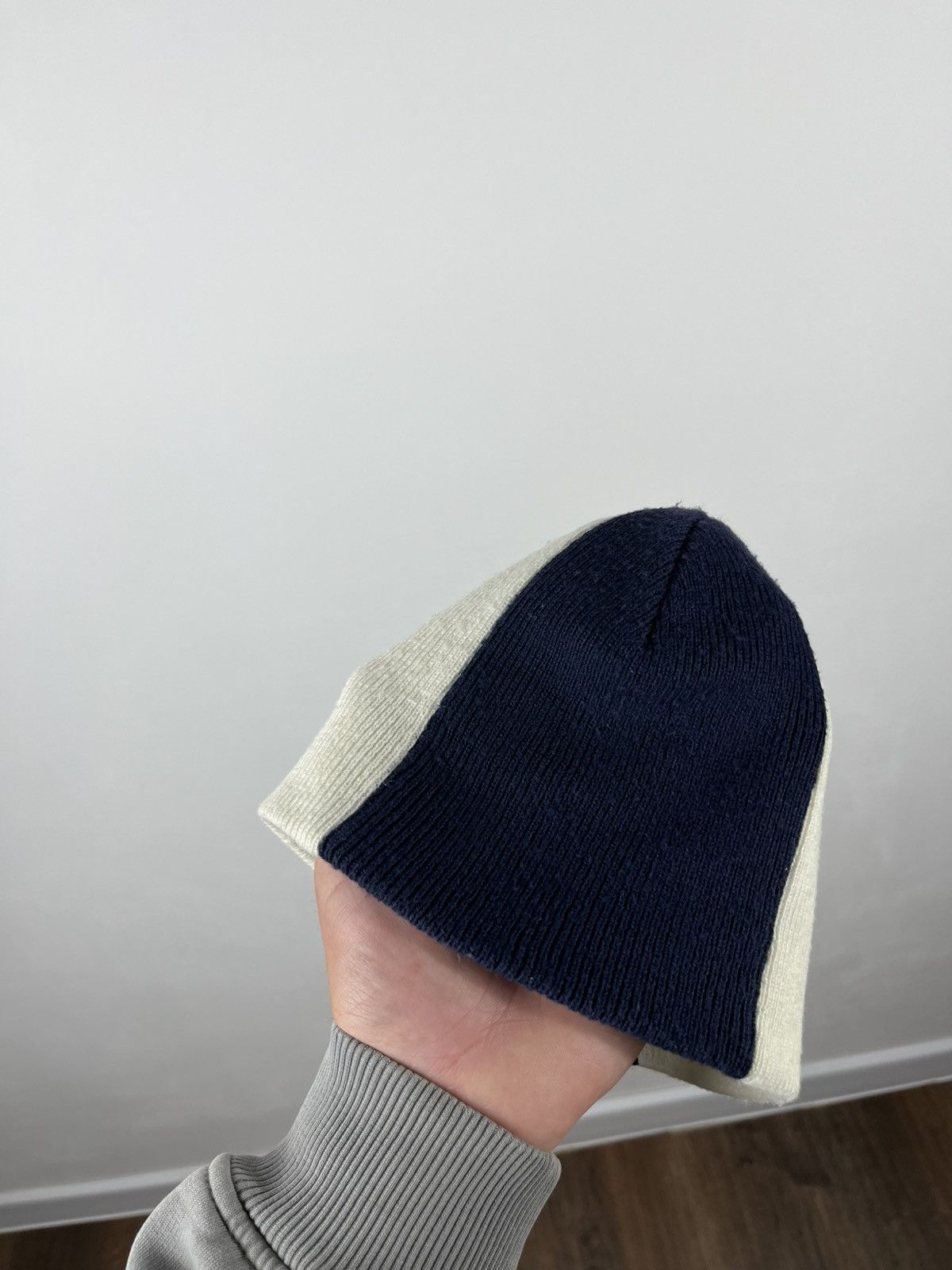 New York Yankees New Era Yankees Two-Tone Beanie Navy White MLB Logo Size ONE SIZE - 5 Thumbnail