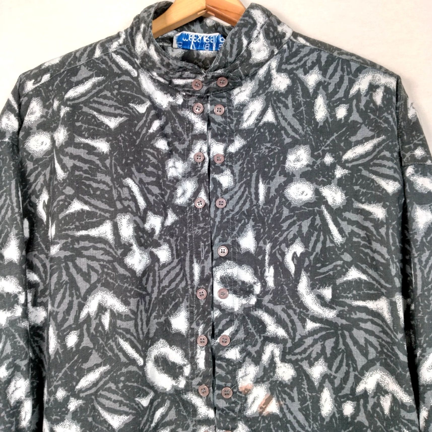 Etro VINTAGE Measure Up Shirt Men 2XL Gray Floral Abstract Retro Button-Up Long Sleeve Collared Vintage 1990s Mens Baseball Size US XXL / EU 58 / 5 - 2 Thumbnail