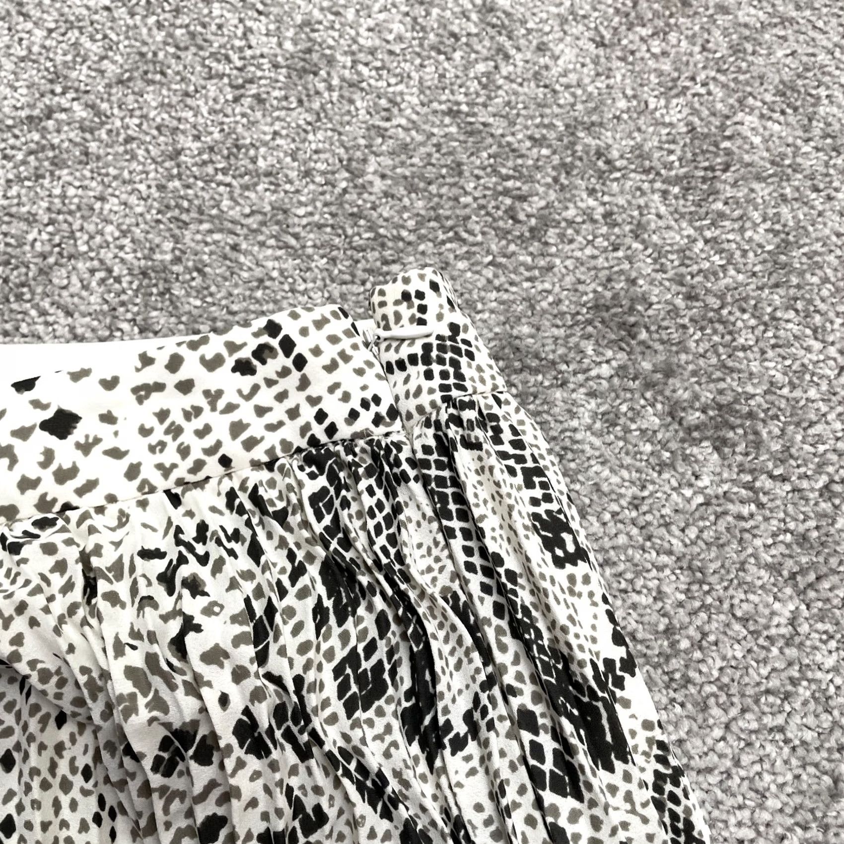 J.Crew J. Crew Snake Skin Pleated Midi Skirt Womens 0 White Gray Animal Print Lined Size 25" / US 0 / IT 36 - 3 Thumbnail