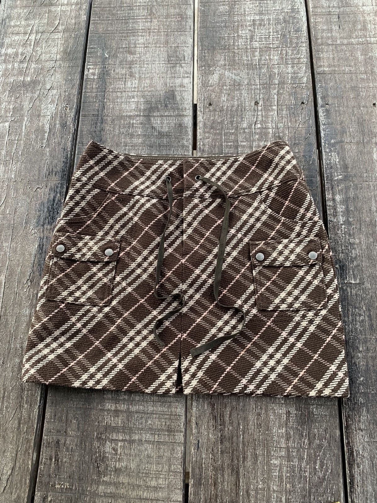 Burberry Burberry mini skirt nice design Size 27" / US 4 / IT 40 - 1 Thumbnail