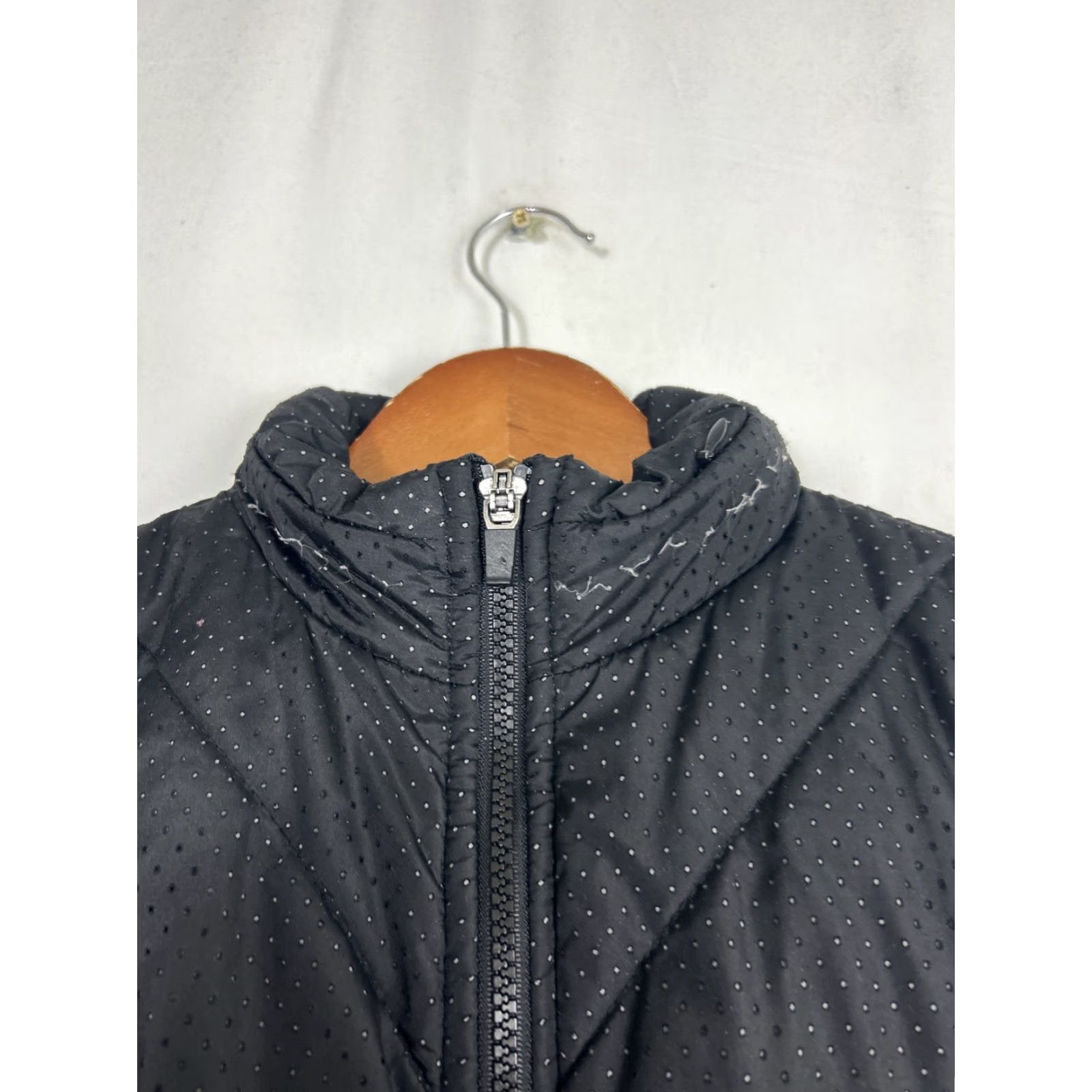 Fabletics Fabletics Vest Womens XS Black Sleeveless Zip Quilted Hood Puffer Packaway Mock Neck Casual Lightweight Size XS / US 0-2 / IT 36-38 - 3 Thumbnail