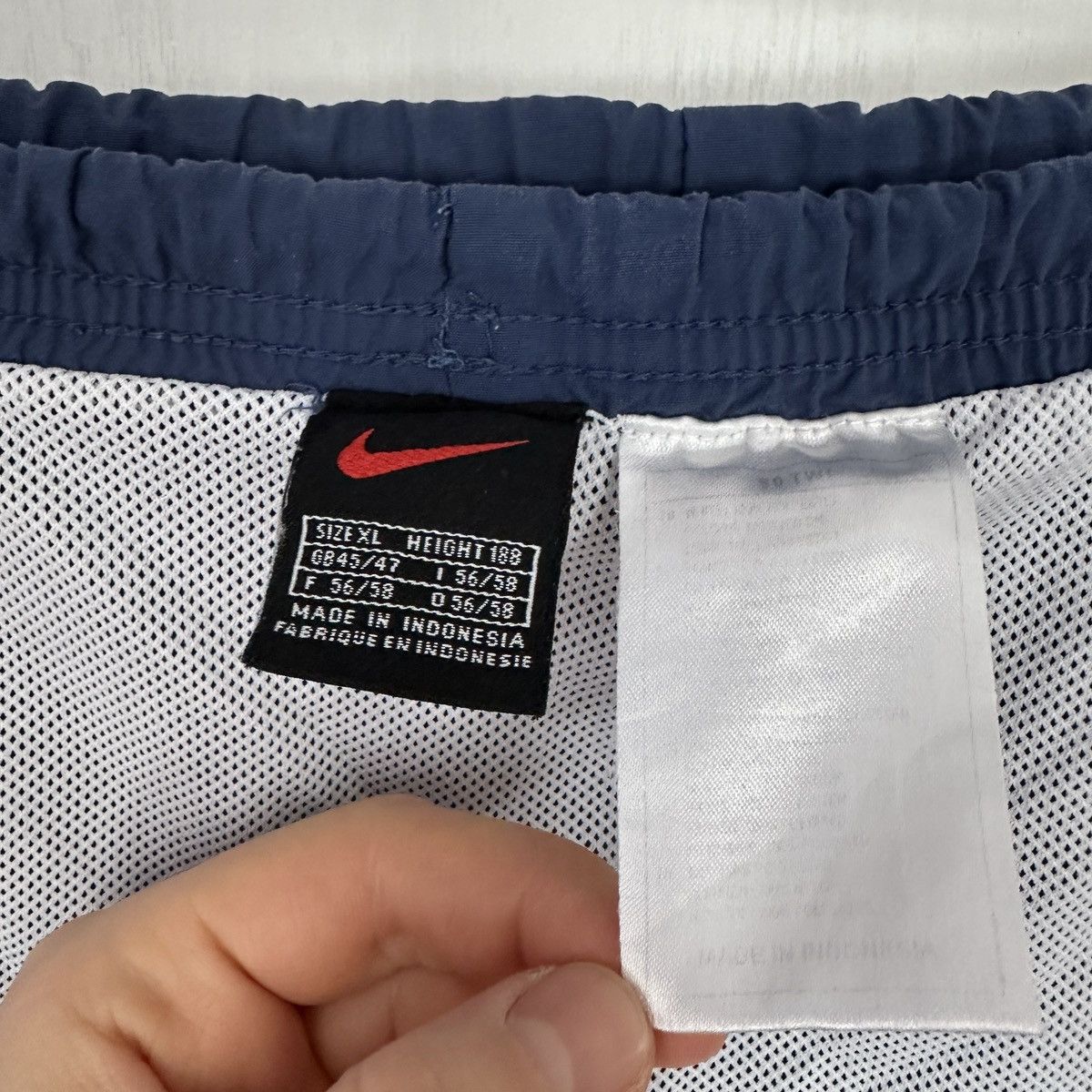 Nike Vintage 90s Nike Embroidered Swoosh Nylon Shorts Navy medium Size US 36 / EU 52 - 9 Thumbnail
