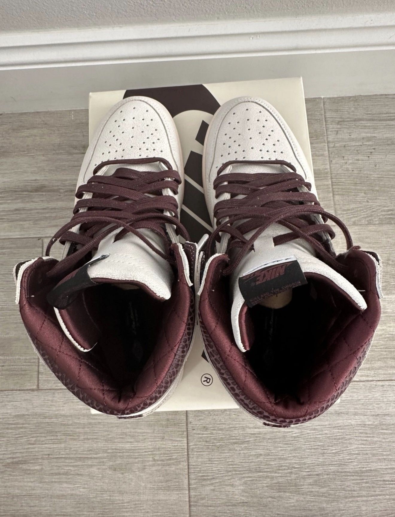 A Ma Maniere × Jordan Brand A Ma Maniere Air Jordan 1 Retro High Sail Burgundy 12 Used Size US 12 / EU 45 - 6 Thumbnail