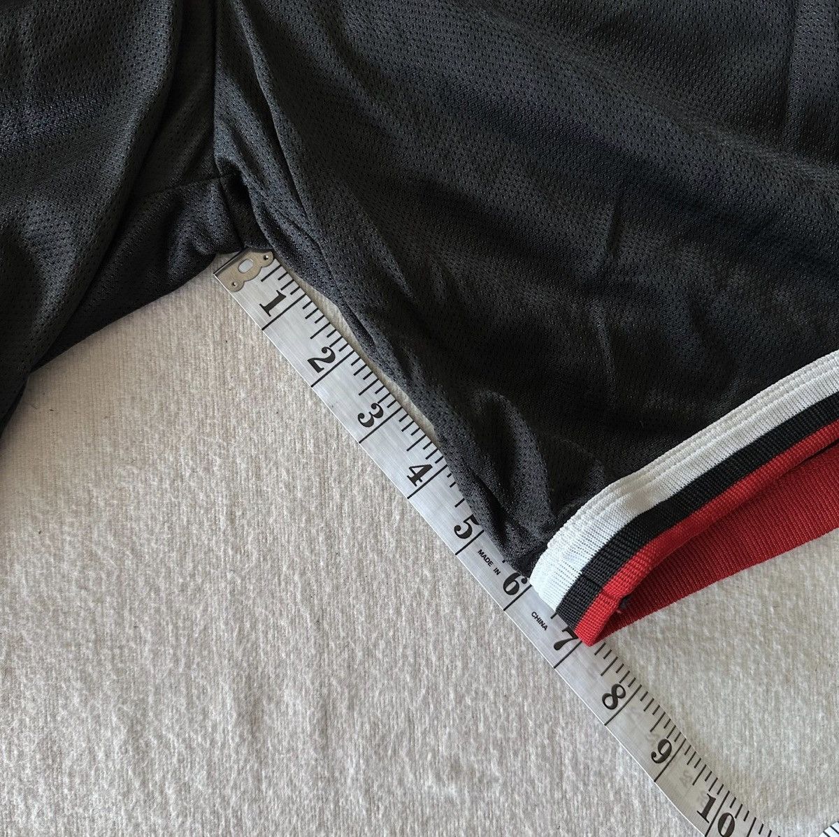 Champion Chicago Bulls Black Champion Shorts NBA 36/38 L NO Pocket Size US 36 / EU 52 - 8 Thumbnail