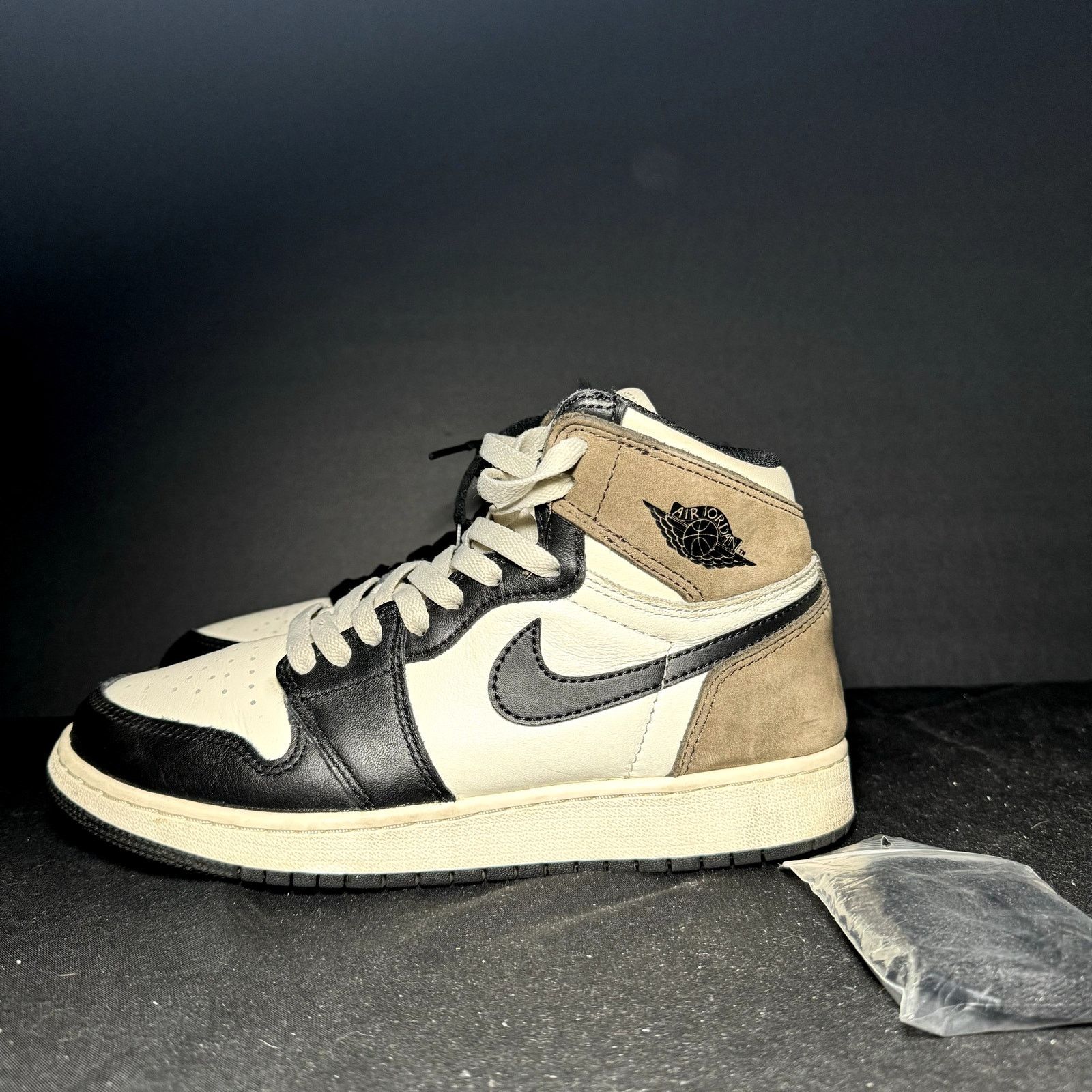 Jordan Brand × Nike Nike Air Jordan 1 Retro High OG GS Dark Mocha - Size 6 Size US 6 / EU 39 - 9 Thumbnail