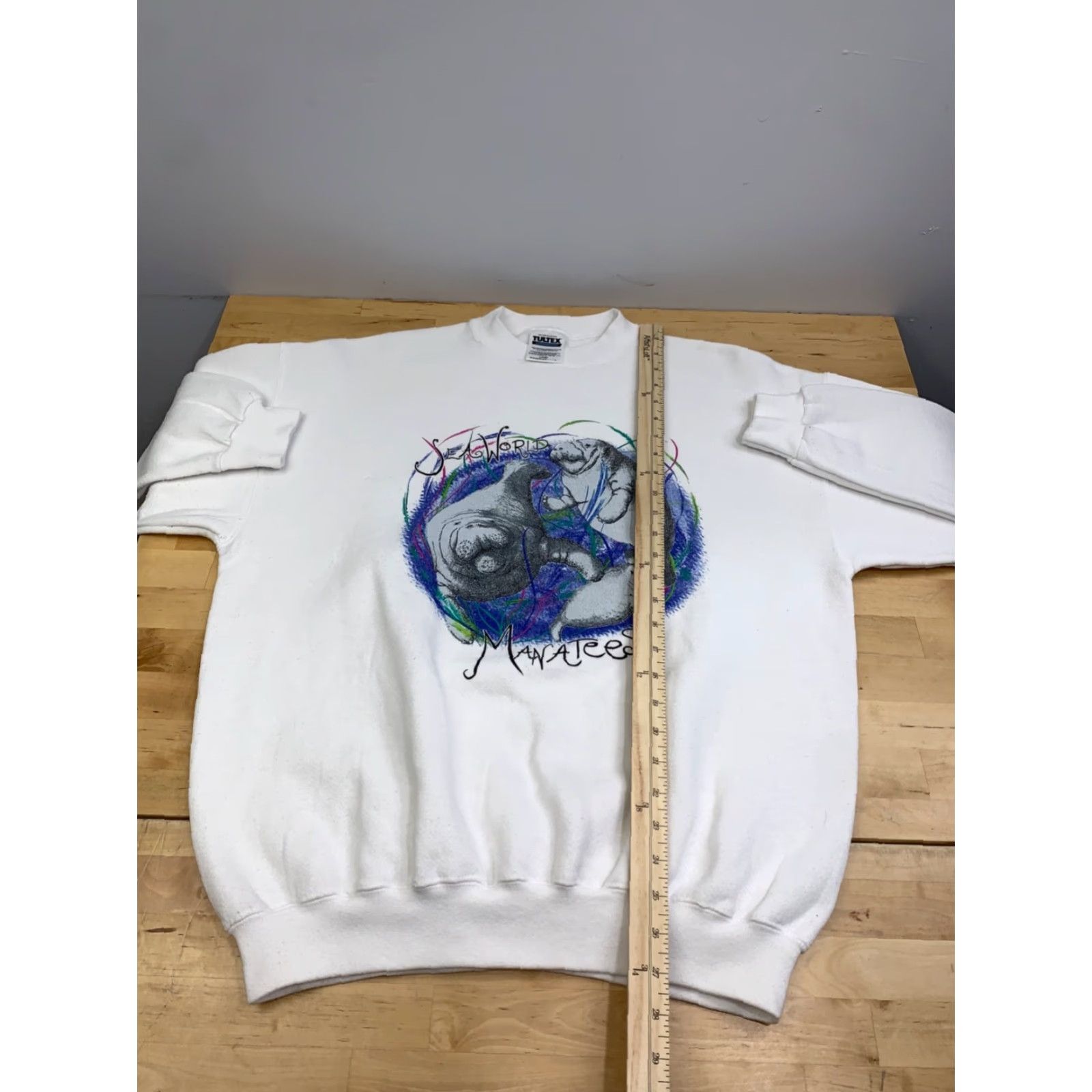 Tultex VINTAGE Seaworld manatees Sweatshirt Tultex White Graphic Print Men L Sweatshirt Size US L / EU 52-54 / 3 - 4 Thumbnail