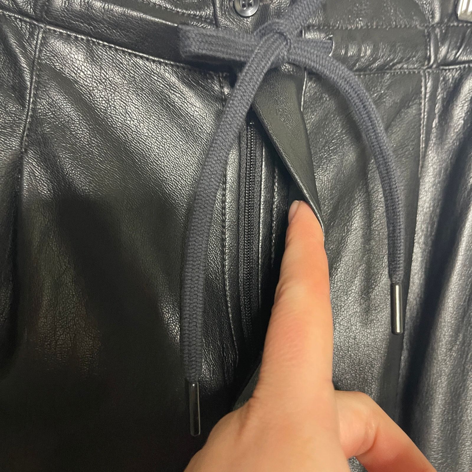 Alice + Olivia Alice and Olivia Liliana Black Faux Leather Paperbag Pants S Size 26" / US 2 / IT 38 - 8 Thumbnail