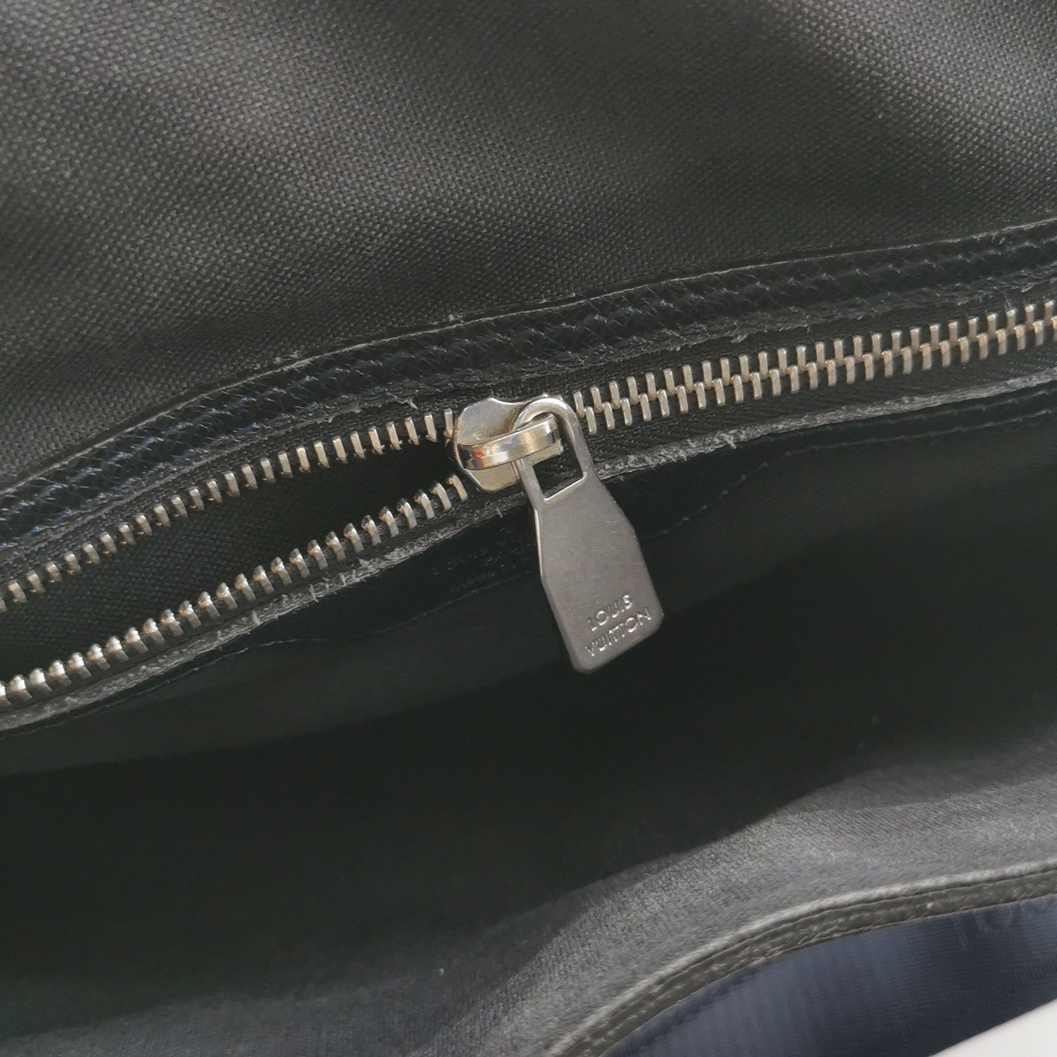 Louis Vuitton Louis Vuitton (LV) Taiga leather solid color flap letter lo Size ONE SIZE - 1 Thumbnail