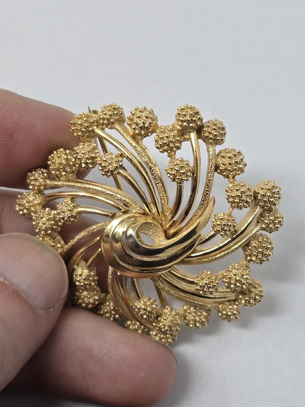 Other Vintage Trifari Goldtone Swirl Pin with Beaded Ball Edges Size ONE SIZE - 1 Thumbnail