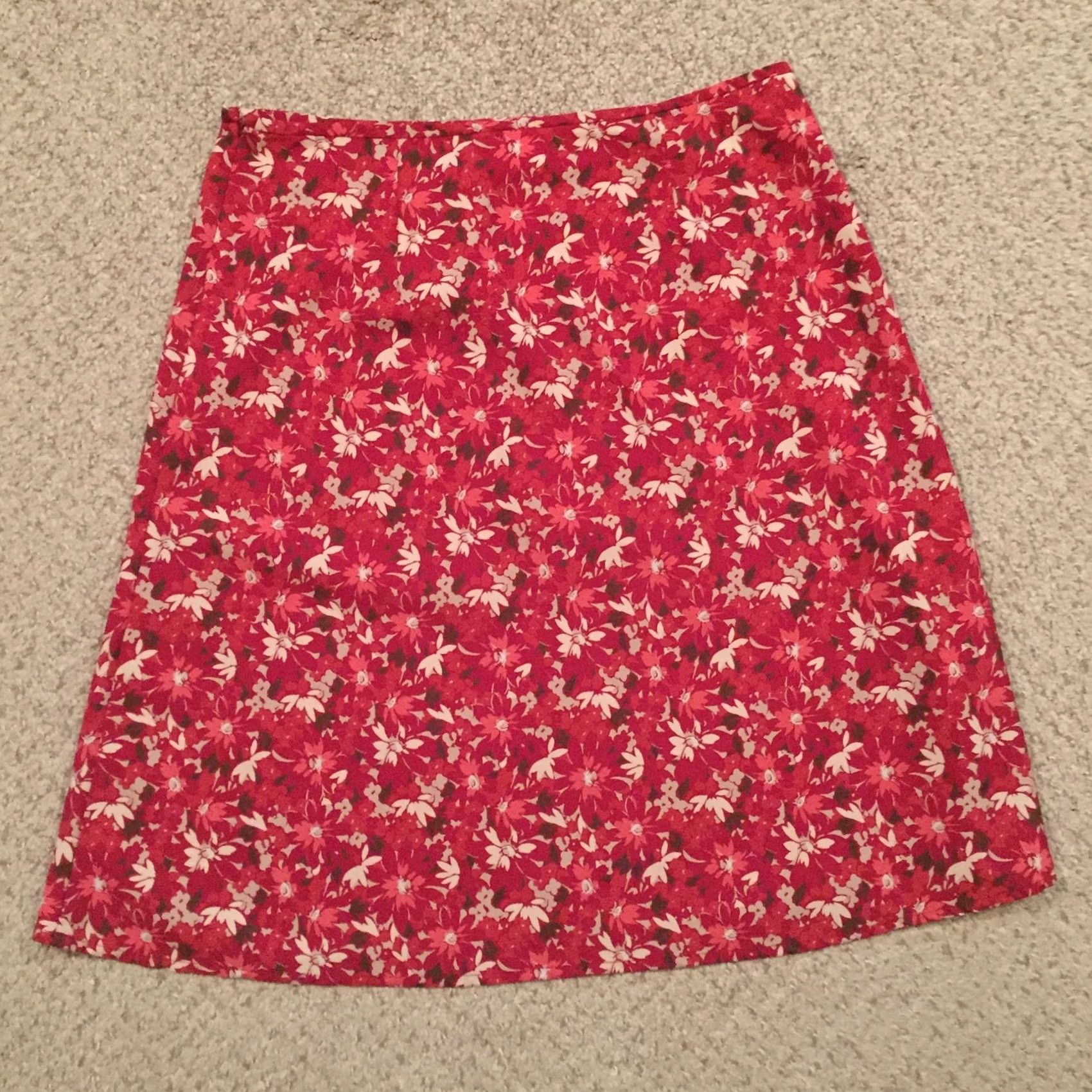 Old Navy Old Navy Skirt Size 6 Red Floral Knee Length Lightweight Unlined Size 28" / US 6 / IT 42 - 7 Thumbnail