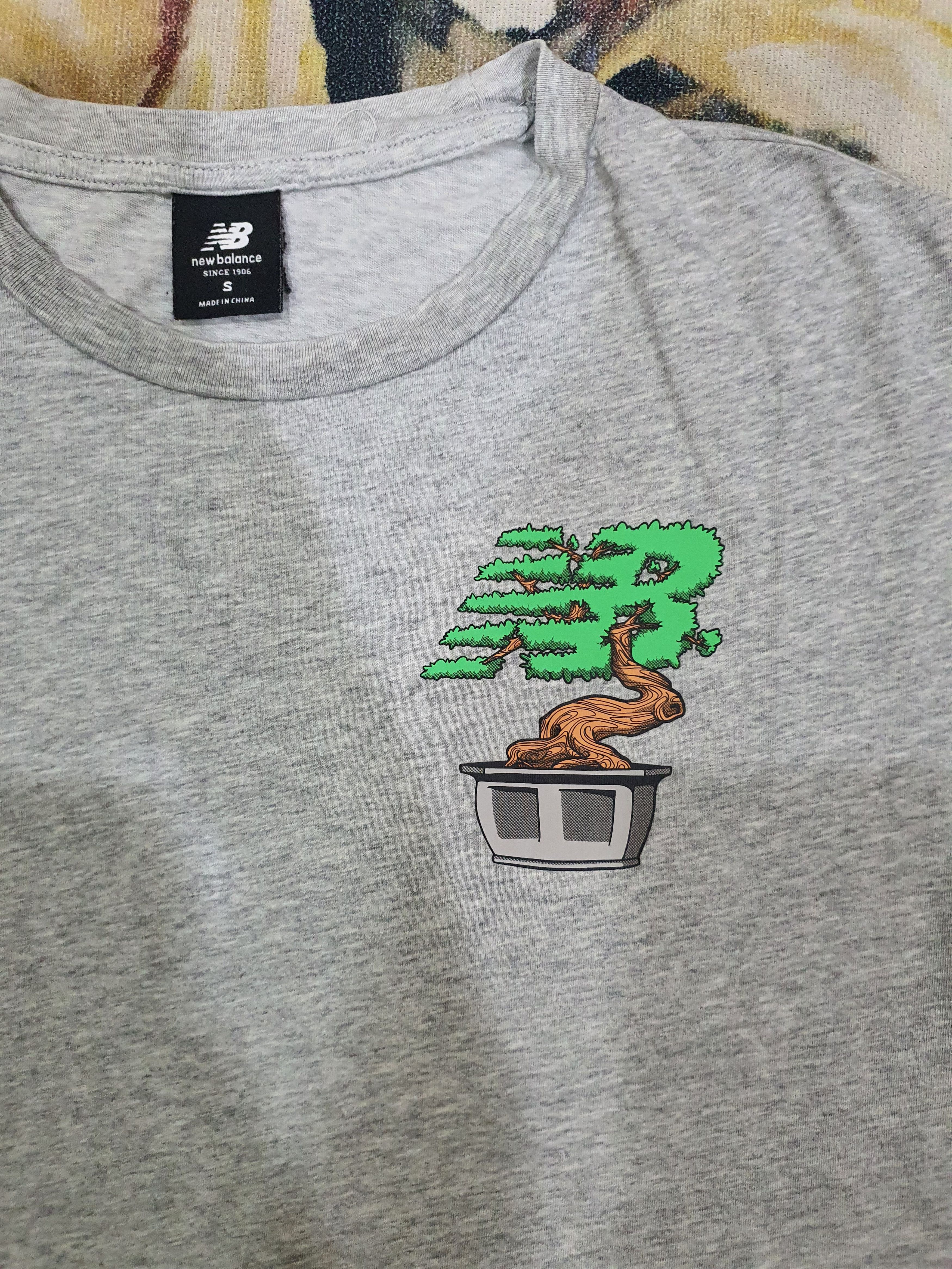New Balance Balance NB Essentials Roots Graphic Tee in athletic grey Size US S / EU 44-46 / 1 - 5 Thumbnail
