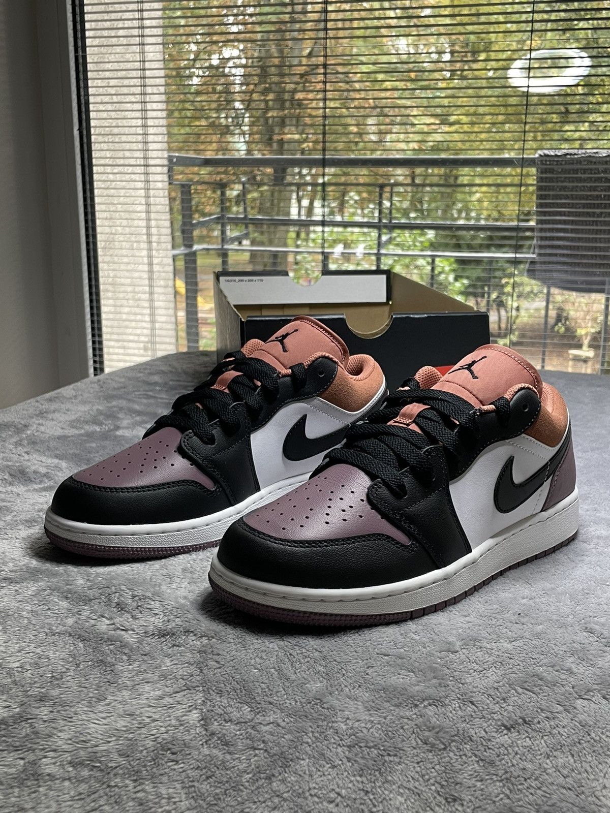 Nike AIR JORDAN 1 LOW SE (GS) Size US 6.5 / EU 39-40 - 1 Thumbnail