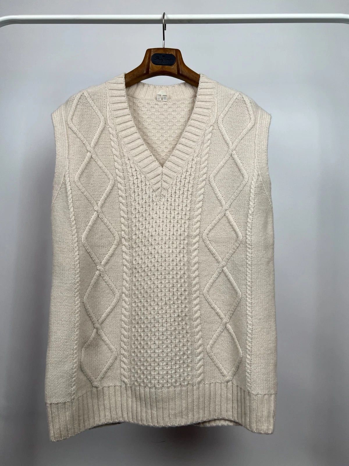 Arket Arket Ivory 100% Wool Cable Knit Oversized V-Neck Vest Size S / US 4 / IT 40 - 1 Thumbnail