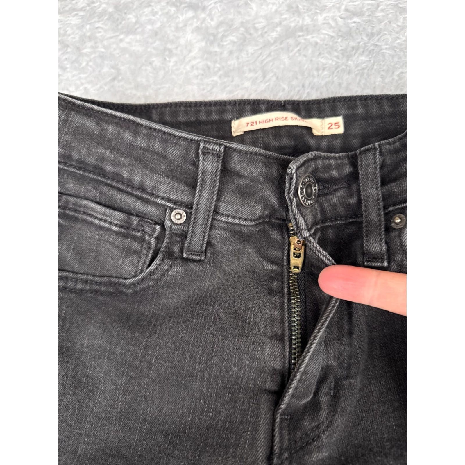 Levi's Levis Jeans Women 25 Black Denim 721 High Rise Skinny Cotton Blend 24x28 Womens Size 42" / US 20 - 5 Thumbnail