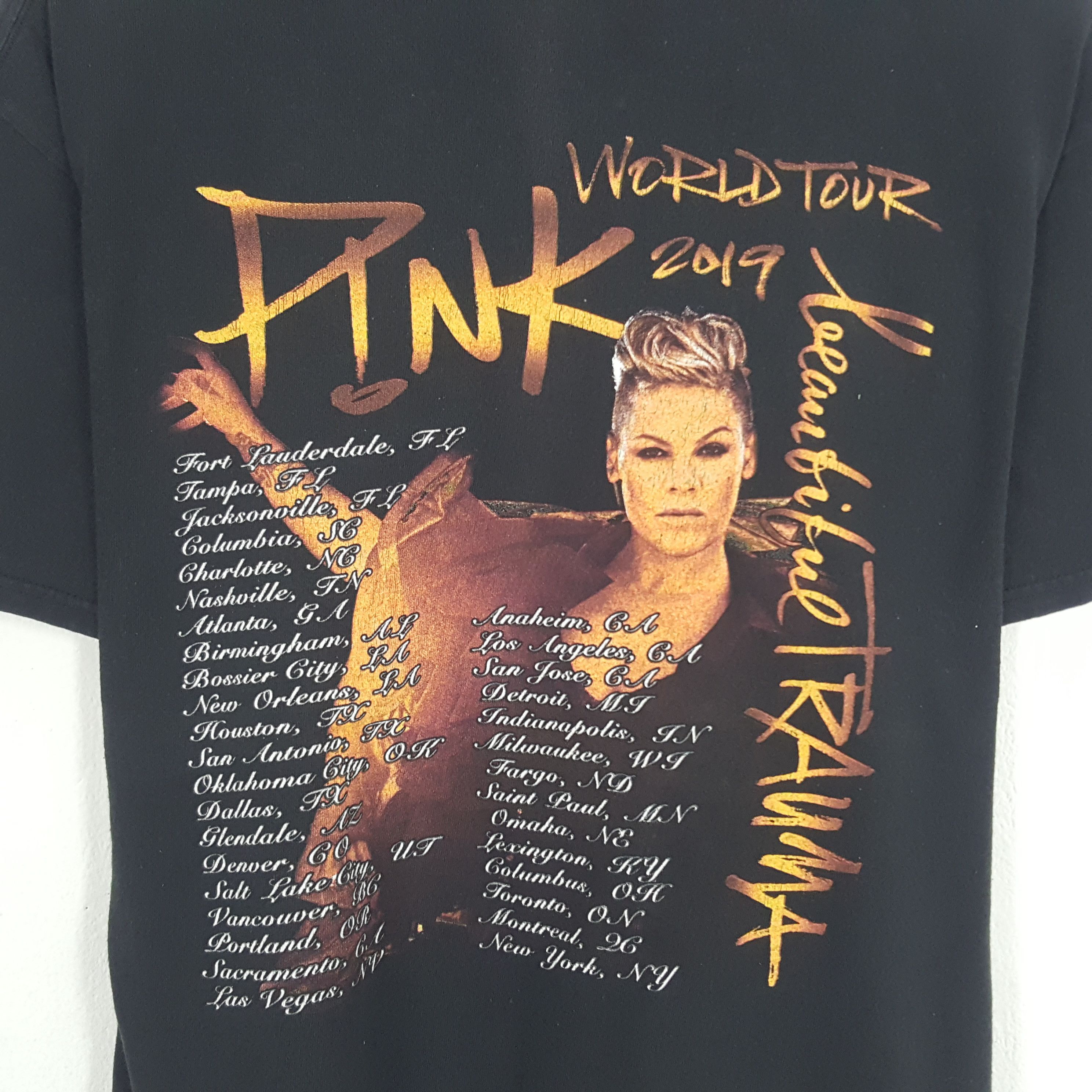 Band Tees × Vintage Vintage Pink World Tour 2019 Rock Single Tshirt Size US L / EU 52-54 / 3 - 4 Thumbnail