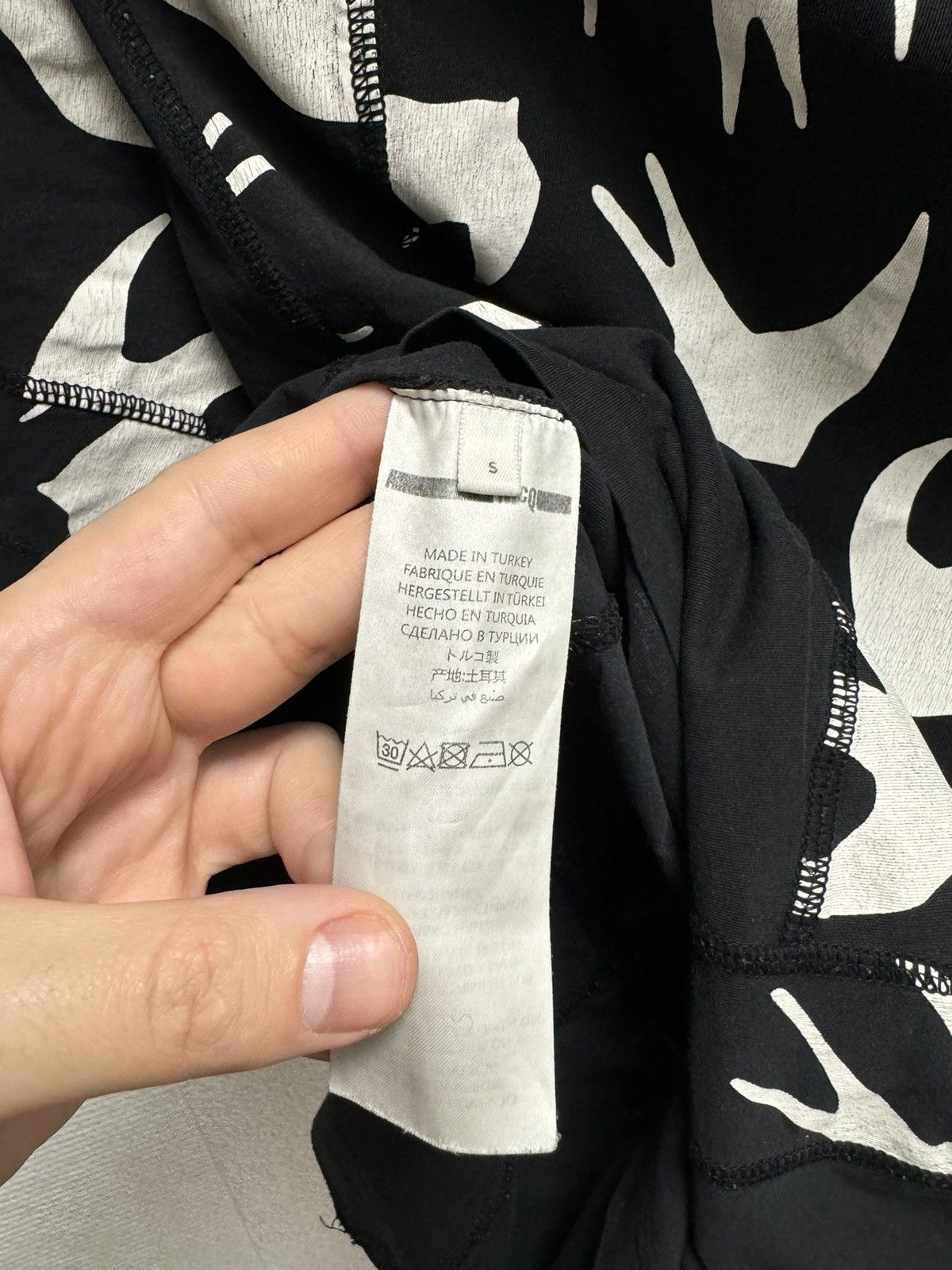 Alexander McQueen Alexander Mcqueen MCQ black fullprint t-shirt S sz moncler Size US S / EU 44-46 / 1 - 8 Thumbnail