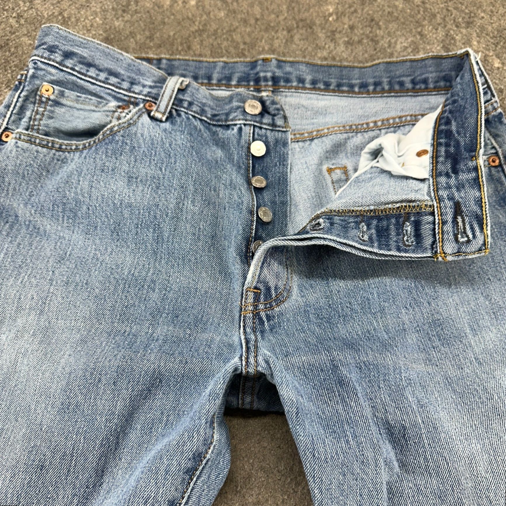 Levi's VINTAGE Levi's 501 Jeans Mens 34x29 Blue Distressed Straight Regular Fit Jeans Size US 34 / EU 50 - 2 Thumbnail
