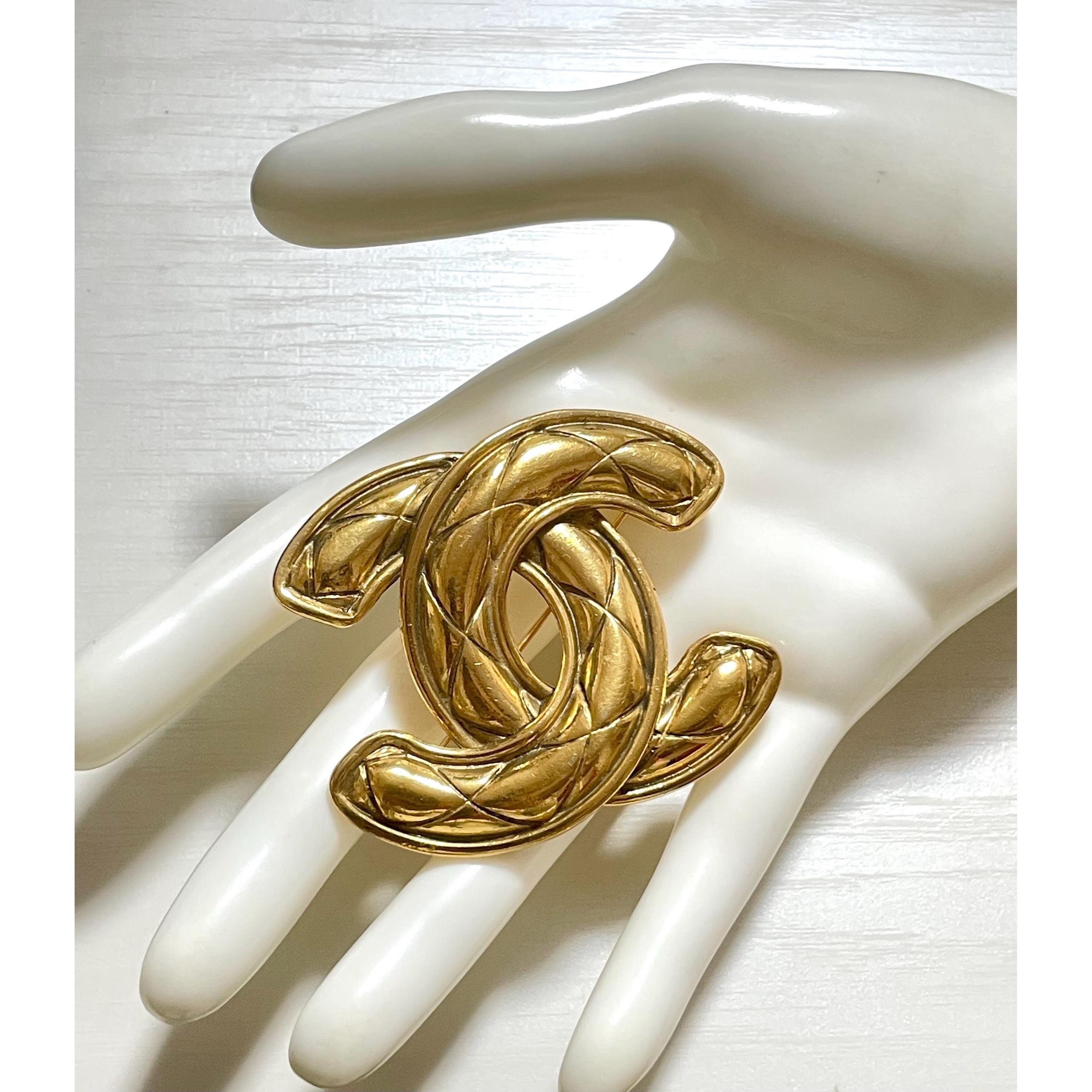 Chanel Vintage Chanel classic large matelasse CC brooch. Must have Size ONE SIZE - 1 Thumbnail