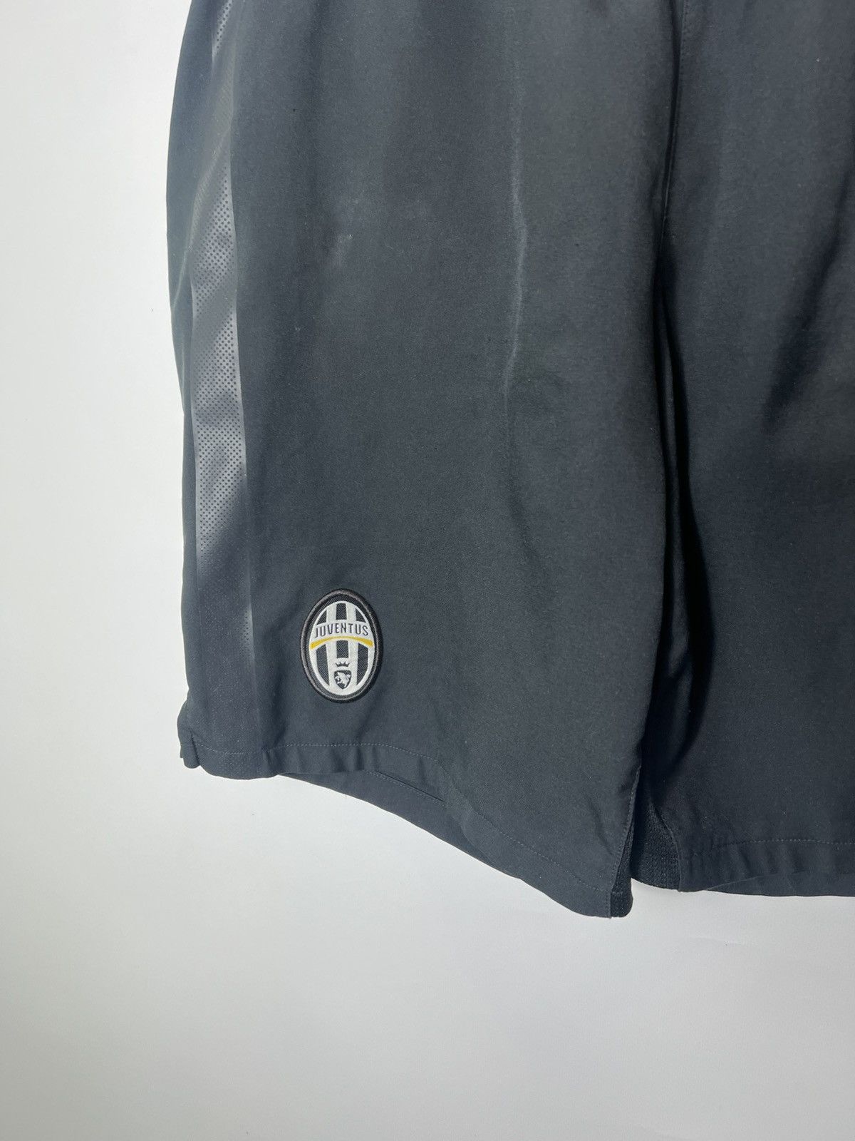 Nike JUVENTUS NIKE 2012/2013 FOOTBALL SOCCER AWAY SHORTS SIZE M Size US 32 / EU 48 - 3 Thumbnail