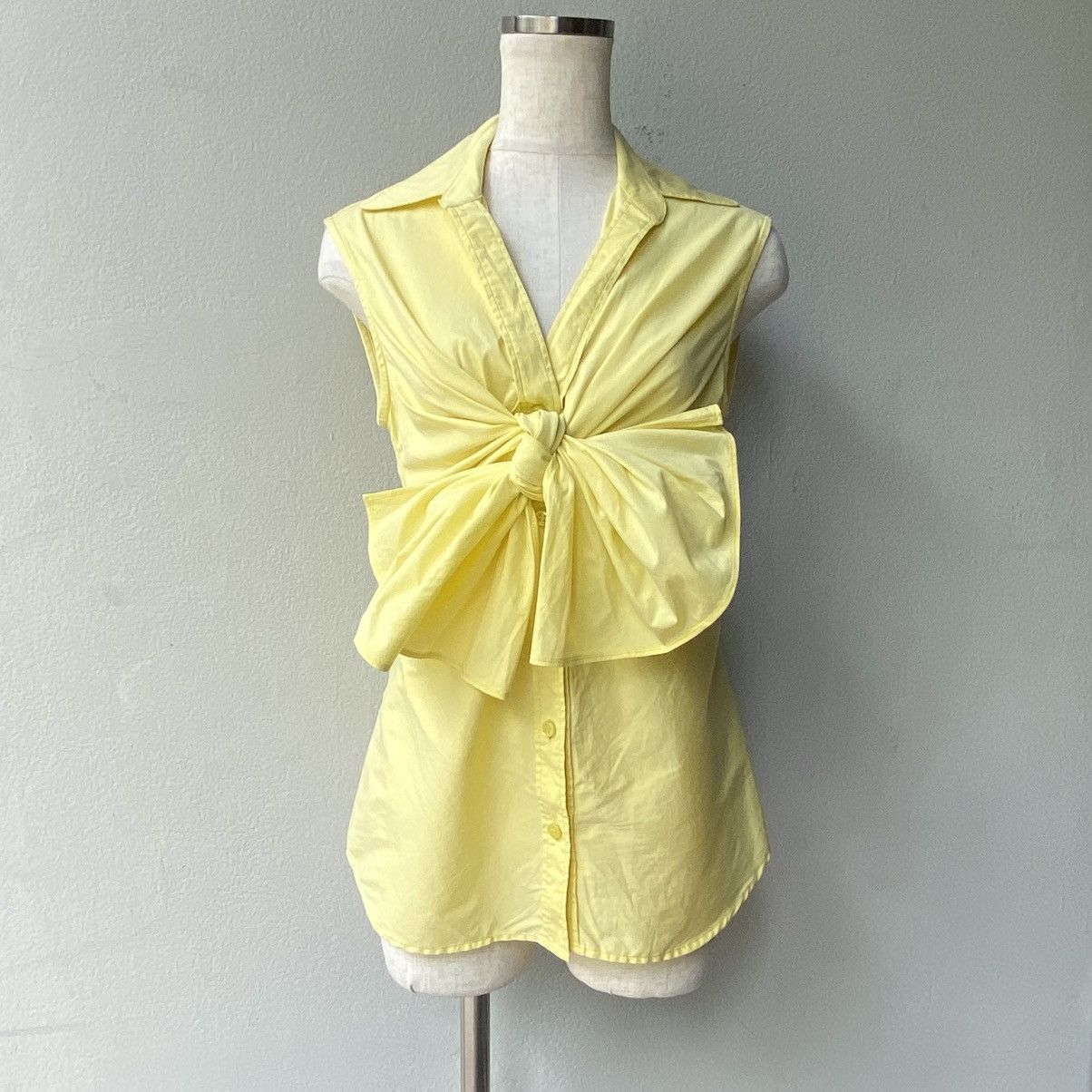 Yves Saint Laurent Yves Saint Laurent Yellow Sleeveless Tie-Front Blouse Size S / US 4 / IT 40 - 19 Thumbnail