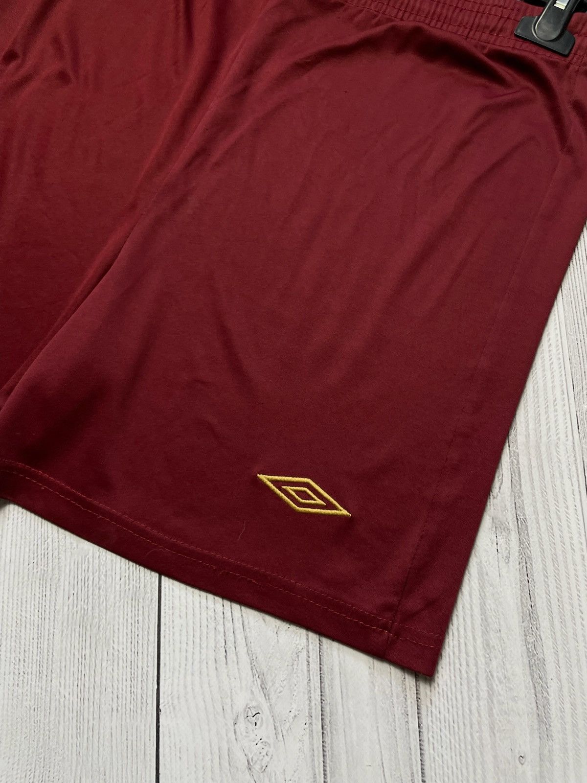 Vintage Vintage Umbro Manchester City soccer shorts size M red Size US 32 / EU 48 - 2 Thumbnail