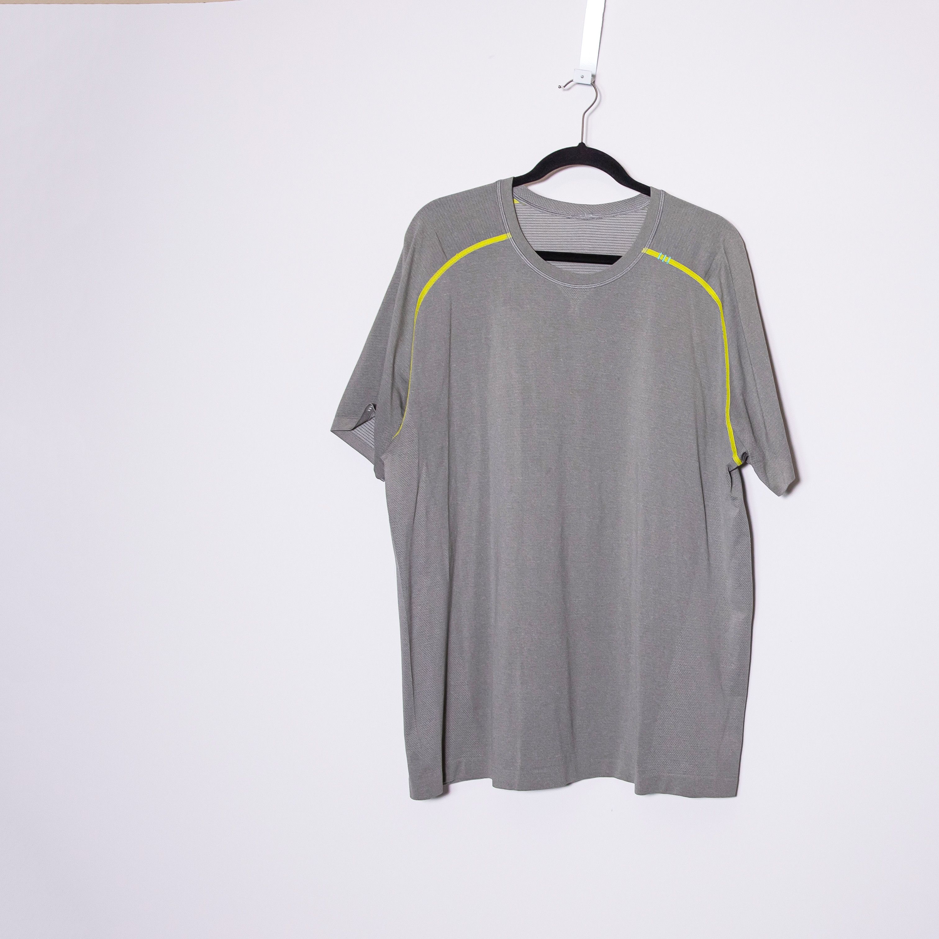 Lululemon Lululemon Men's Metal Vent Crew Neck Size US XXL / EU 58 / 5 - 1 Thumbnail