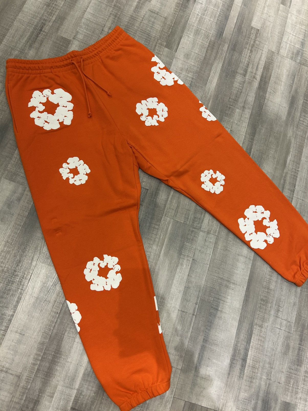 DENIM TEARS Denim Tears Cotton Wreath Sweatpants Size US 30 / EU 46 - 2 Thumbnail