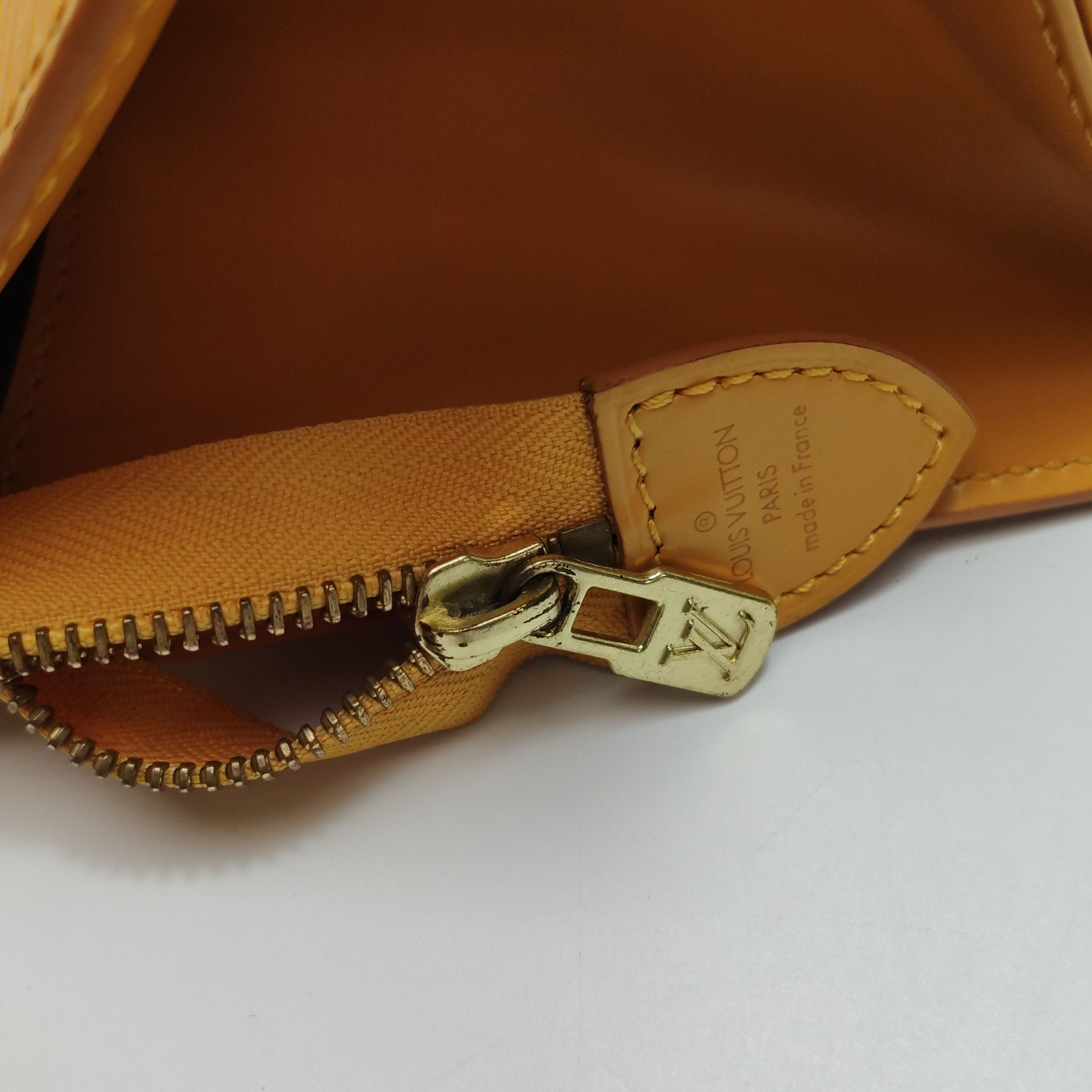 Louis Vuitton Louis Vuitton (LV) Sac Triangle Medium Cowhide Solid Color Size ONE SIZE - 1 Thumbnail