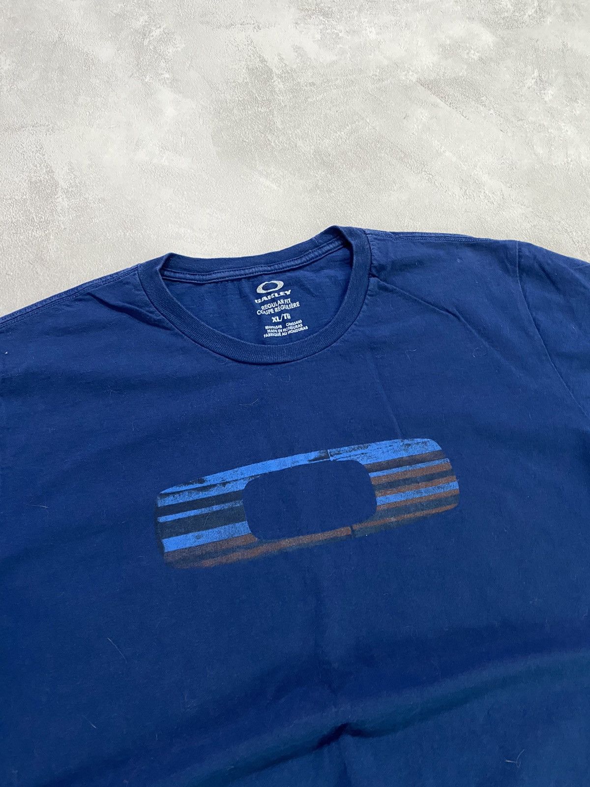 Japanese Brand 💨Vintage T-Shirt OAKLEY Center Logo Size US XL / EU 56 / 4 - 2 Thumbnail