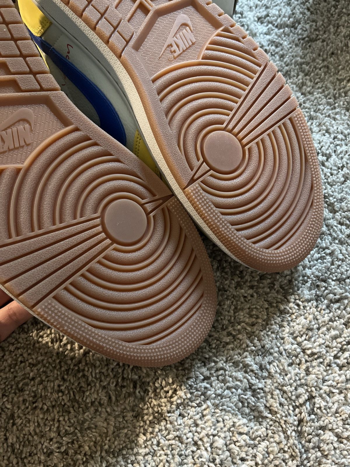 Jordan Brand × Travis Scott Jordan 1 Low Travis Scott Canary Size 10 Size US 10 / EU 43 - 8 Thumbnail