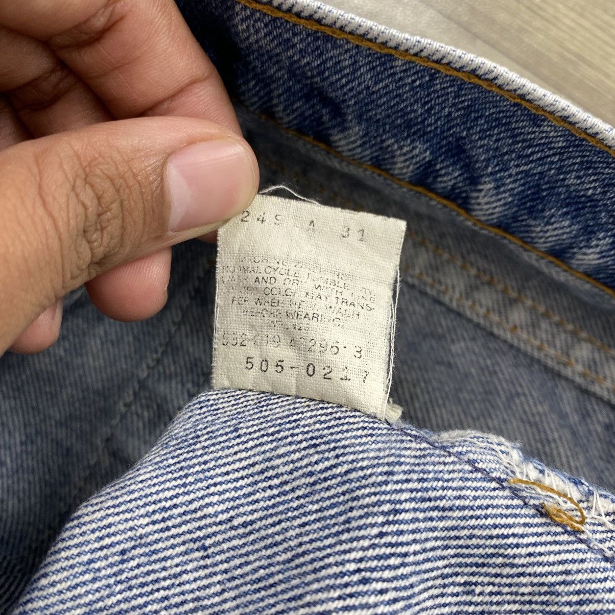 Levi's Vintage Clothing 1990s Vintage Levis 505 USA 28x34 Faded Blue Jeans Size US 28 / EU 44 - 8 Thumbnail