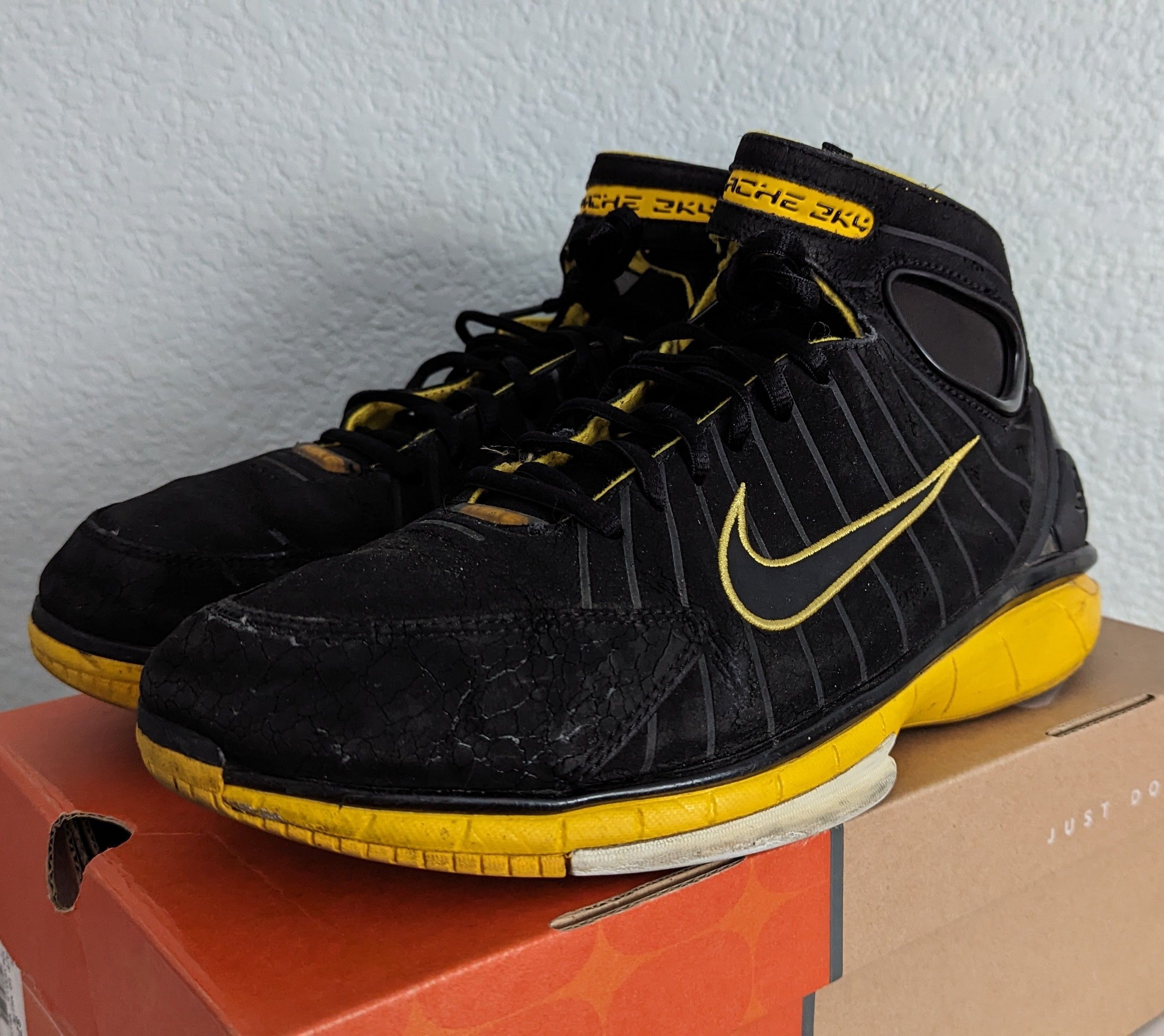 image of Nike Zoom Huaraches 2K4 Shoes in Black/Yellow/White, Men's (Size 10.5)