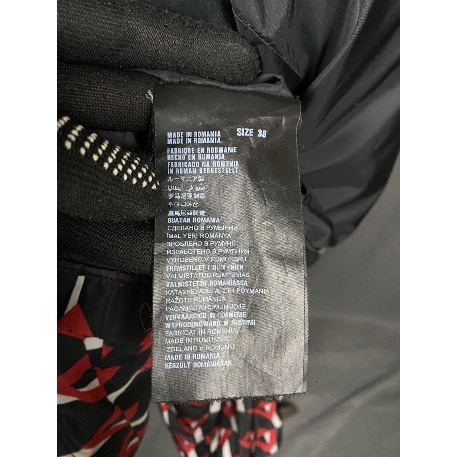 Prada MINT! Prada Women's Black Red Geometric Pattern Windbreaker Size XS / US 0-2 / IT 36-38 - 9 Thumbnail