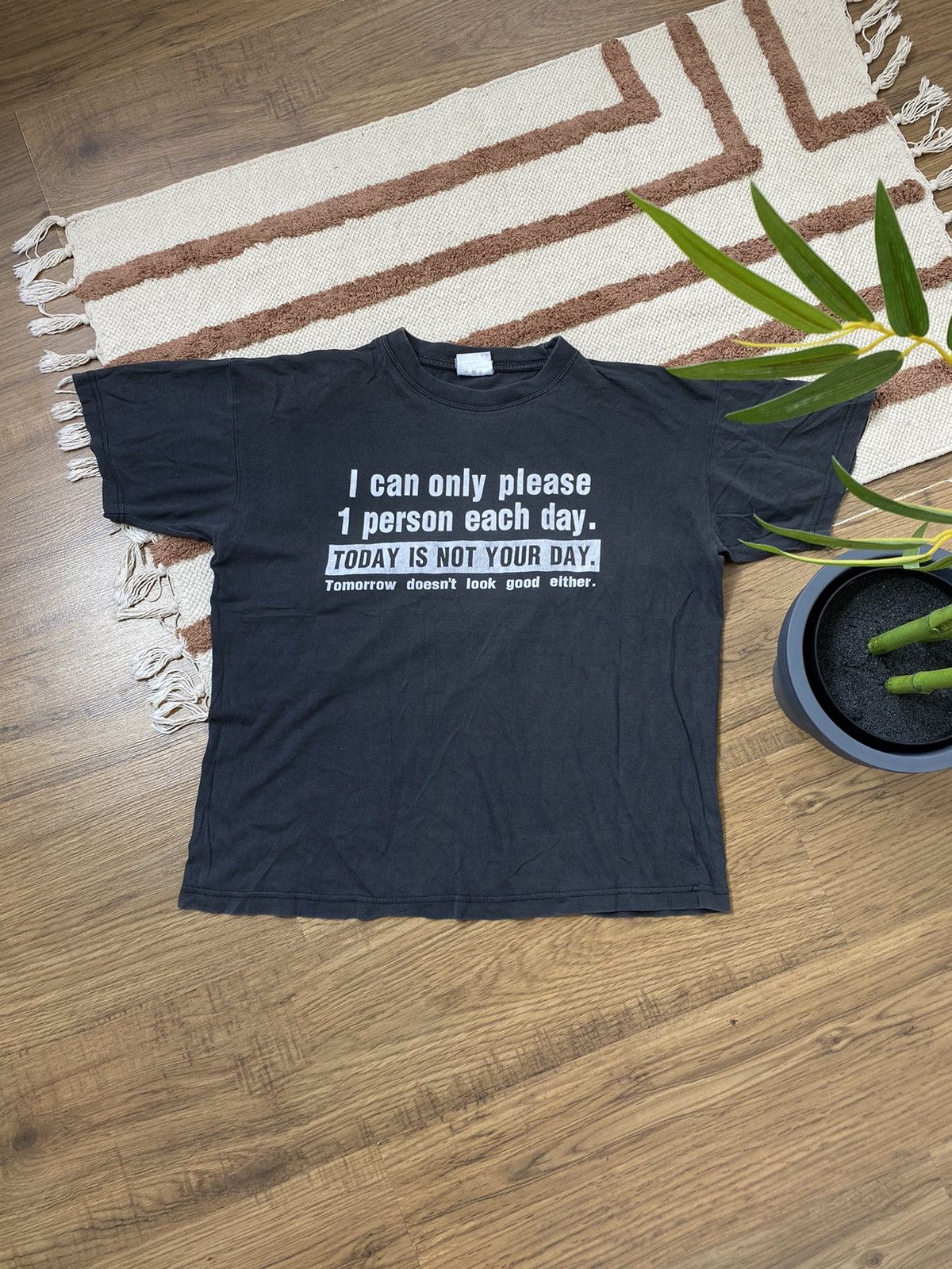 Vintage VINTAGE “I CAN ONLY ONE PLEASE 1 PERSON EACH DAY” TEE Size M / US 6-8 / IT 42-44 - 1 Thumbnail
