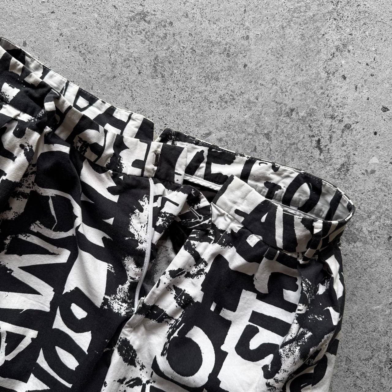 Alexander McQueen Alexander McQueen Black White Printed Shorts Grafiti Pockets Size US 30 / EU 46 - 3 Thumbnail
