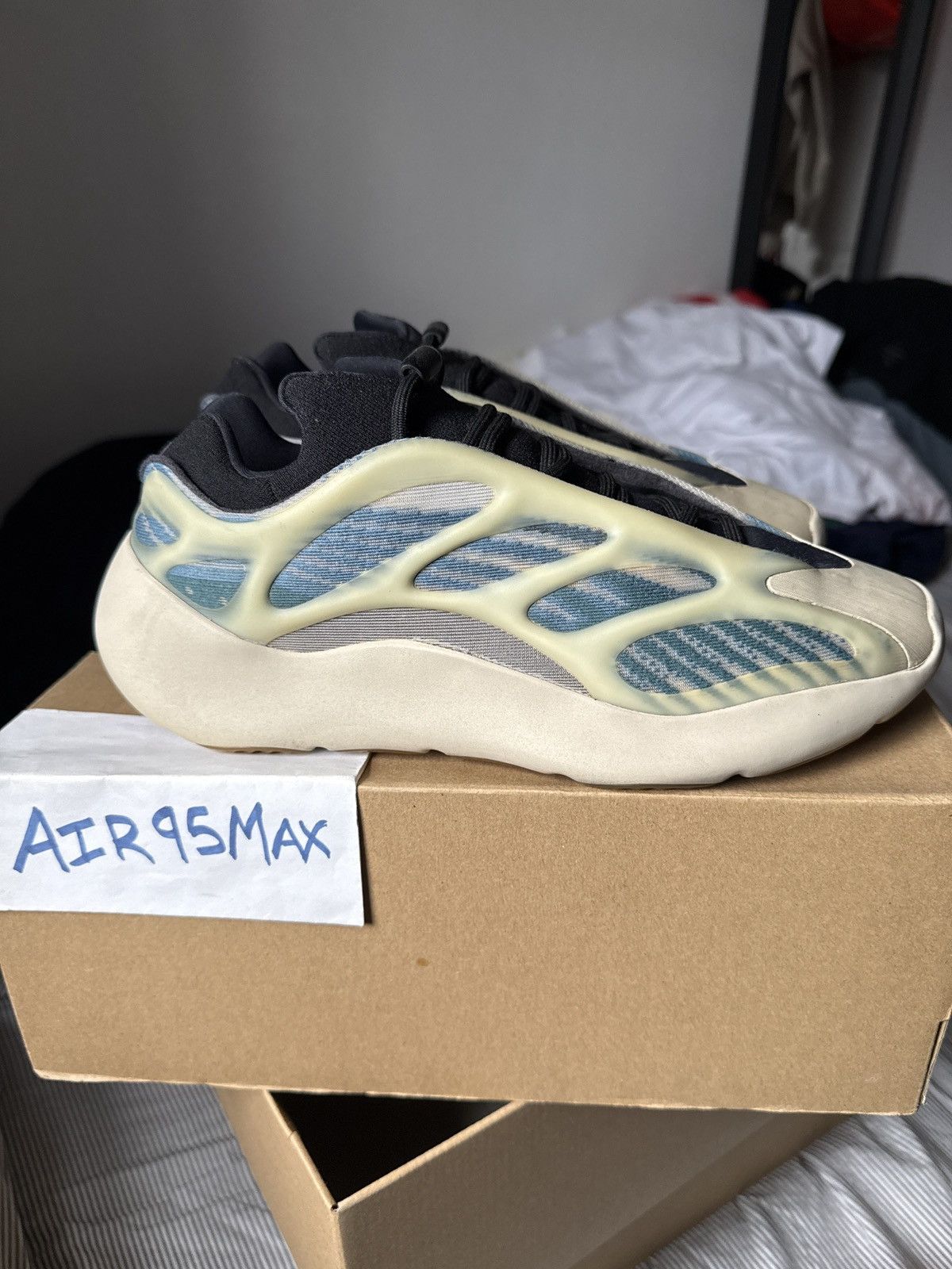 Adidas Adidas Yeezy 700 V3 Size US 10 / EU 43 - 1 Thumbnail