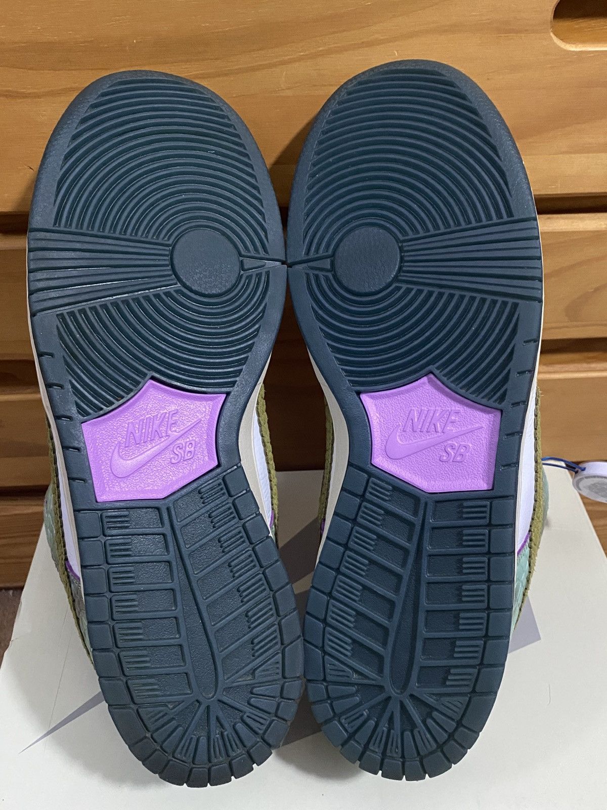 Nike SB Nike SB Dunk Low x Alexis Sablone Chameleon Size 11.5 Size US 11.5 / EU 44-45 - 6 Thumbnail
