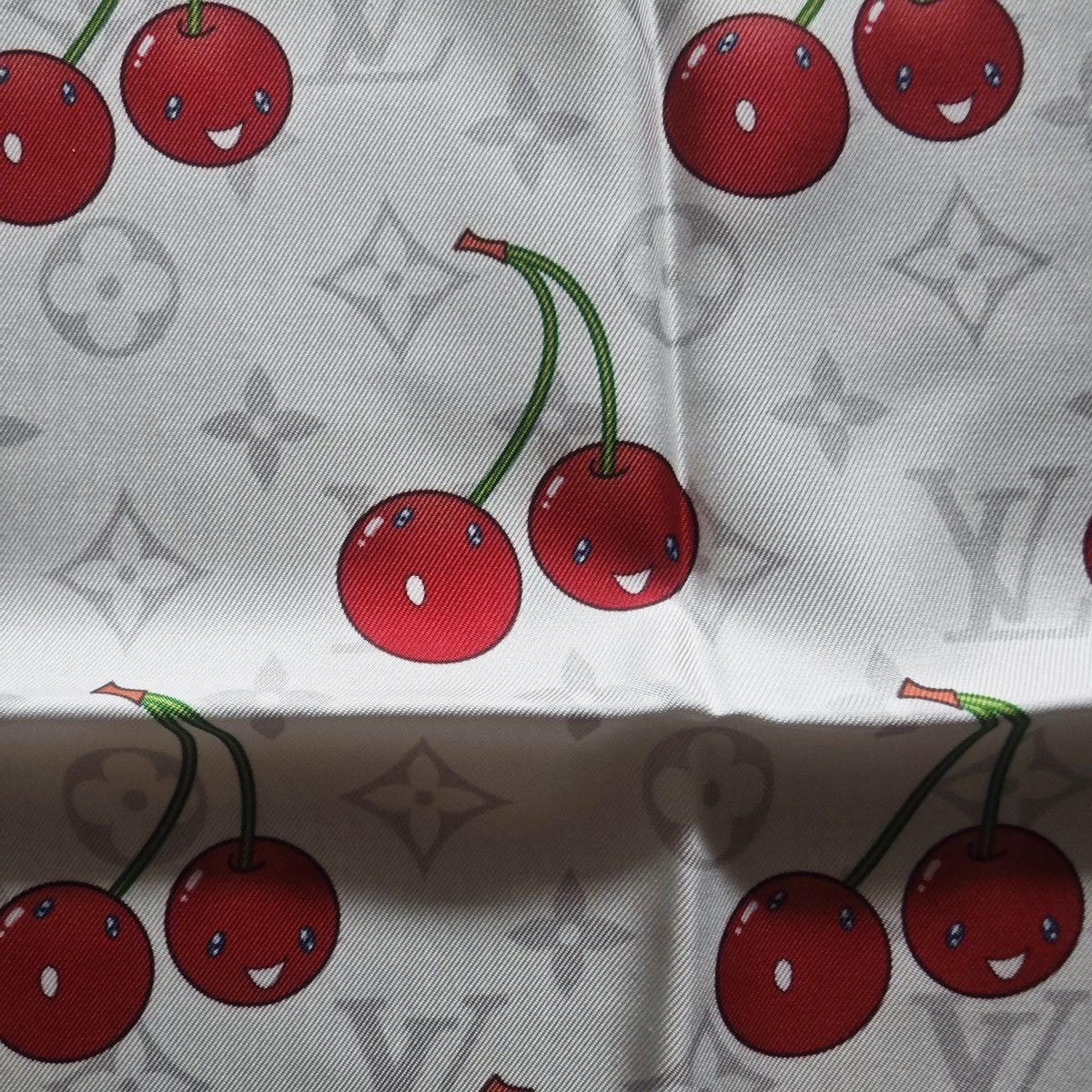 Louis Vuitton × Takashi Murakami Louis Vuitton x Murakami Cerise/Cherries silk scarf Size ONE SIZE - 3 Thumbnail