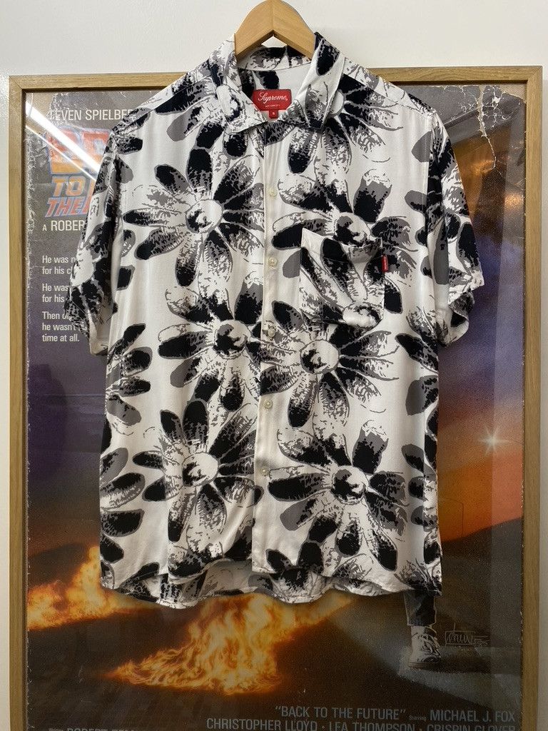Supreme FW2017 Supreme Monochrome Daisy Floral Pattern Rayon Shirt Size US S / EU 44-46 / 1 - 1 Thumbnail